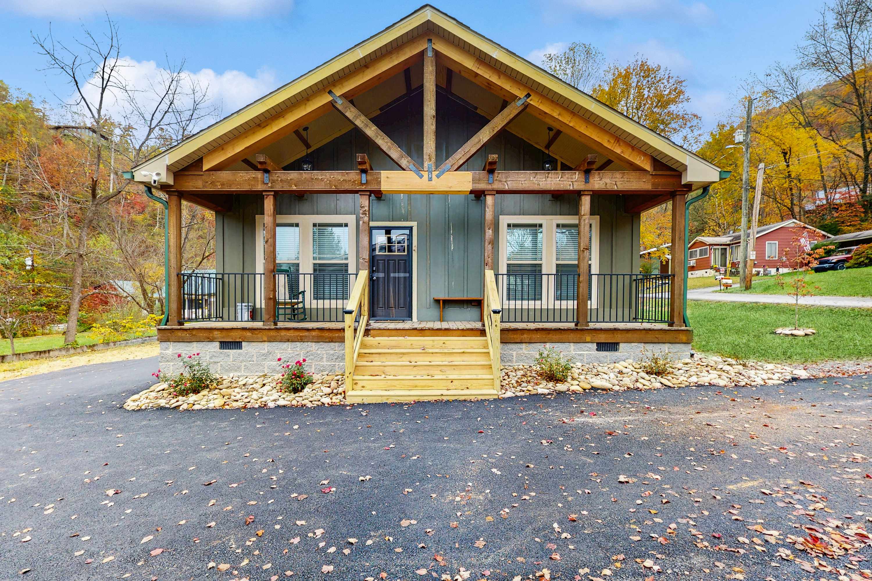 Family Friendly Downtown Cabin, Sleeps 6ใป Grill โ Gatlinburg, TN โ vacation rental