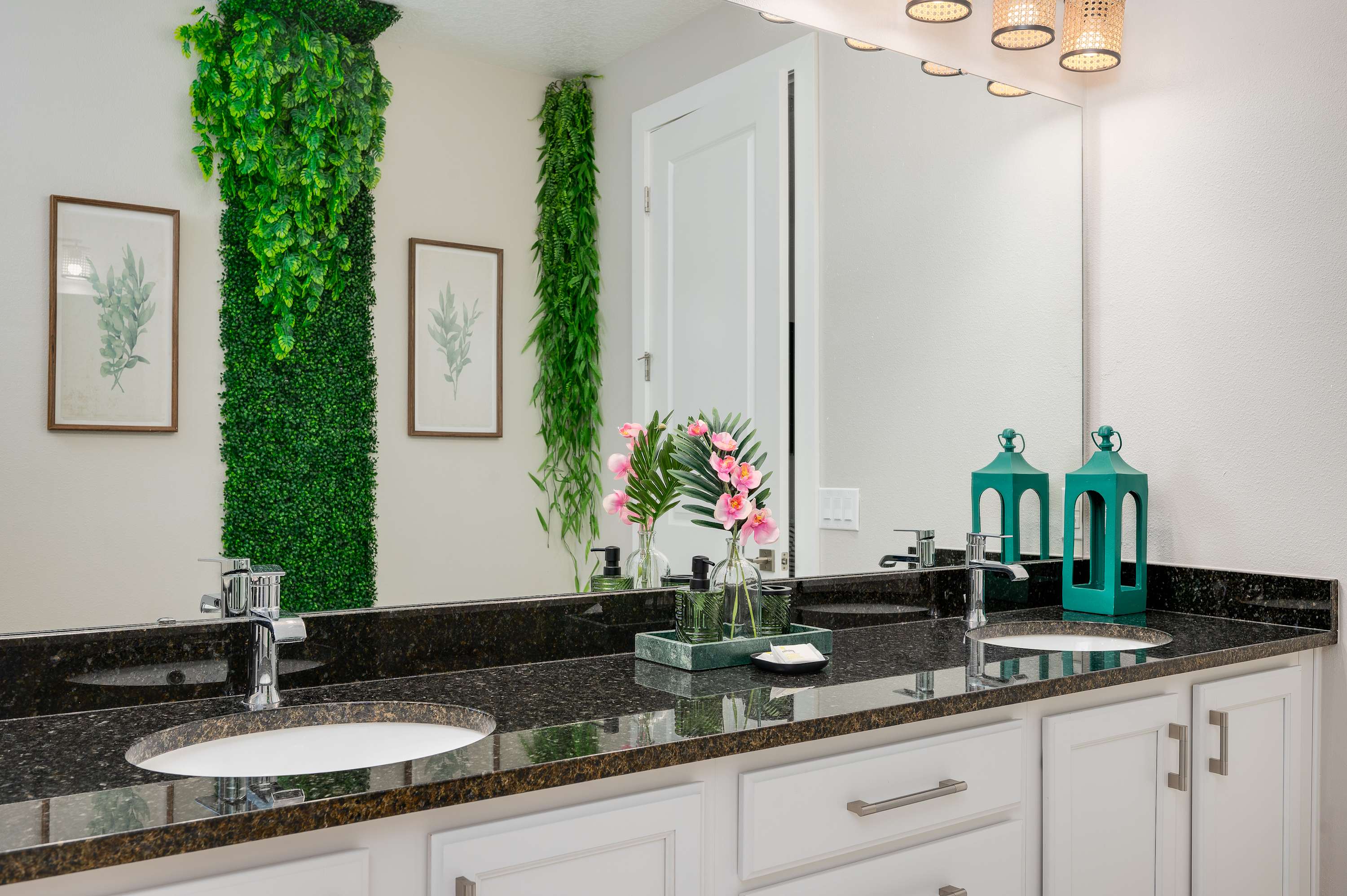 Family retreat w/pool, game room & cinema