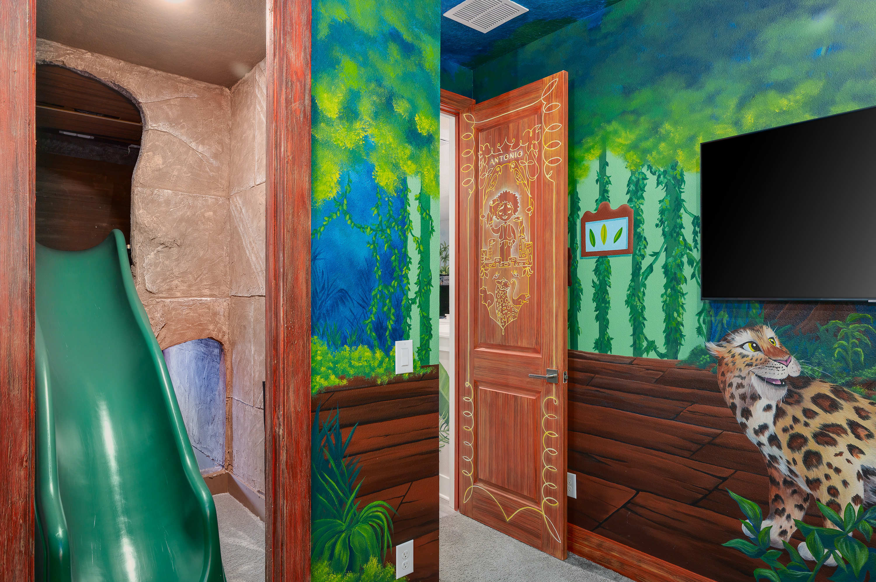 Family retreat w/pool, game room & cinema