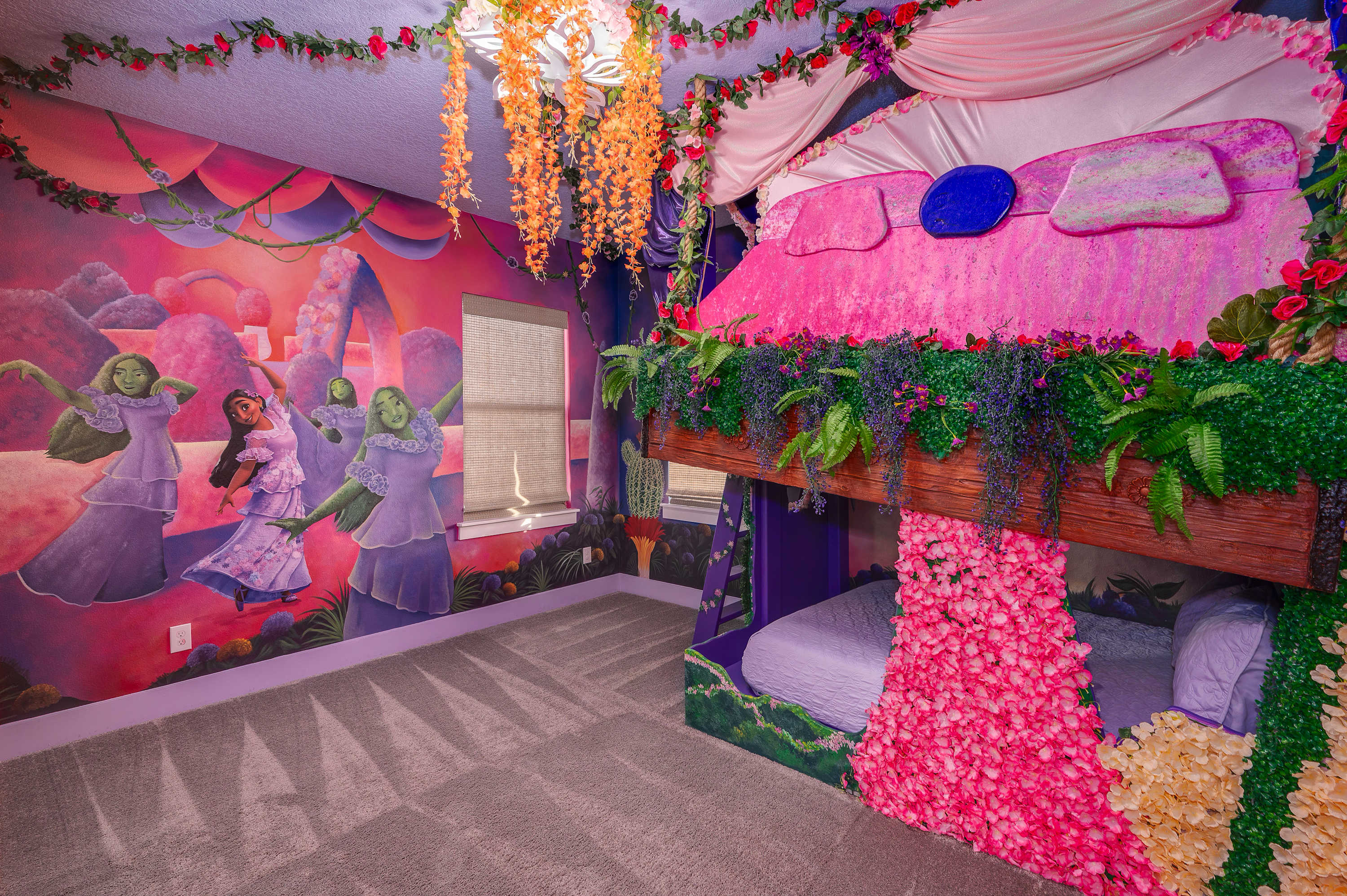 Family retreat w/pool, game room & cinema