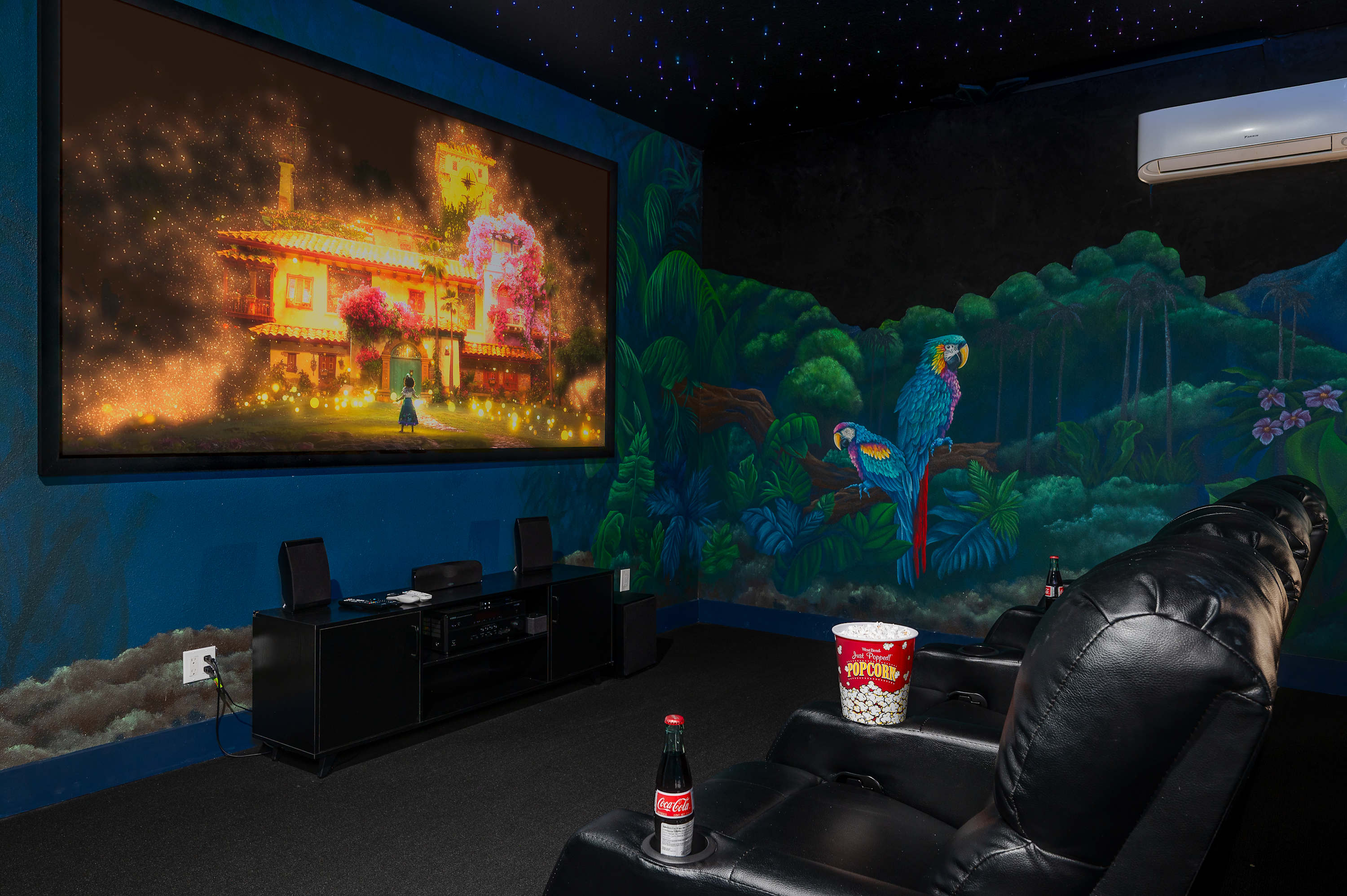 Family retreat w/pool, game room & cinema