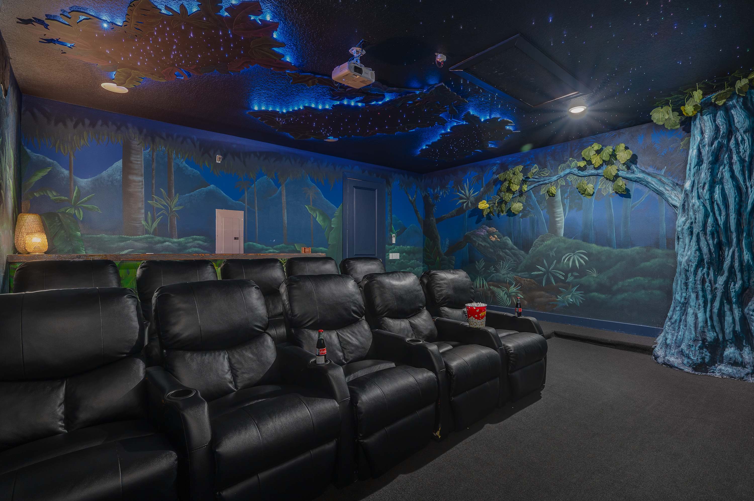 Family retreat w/pool, game room & cinema