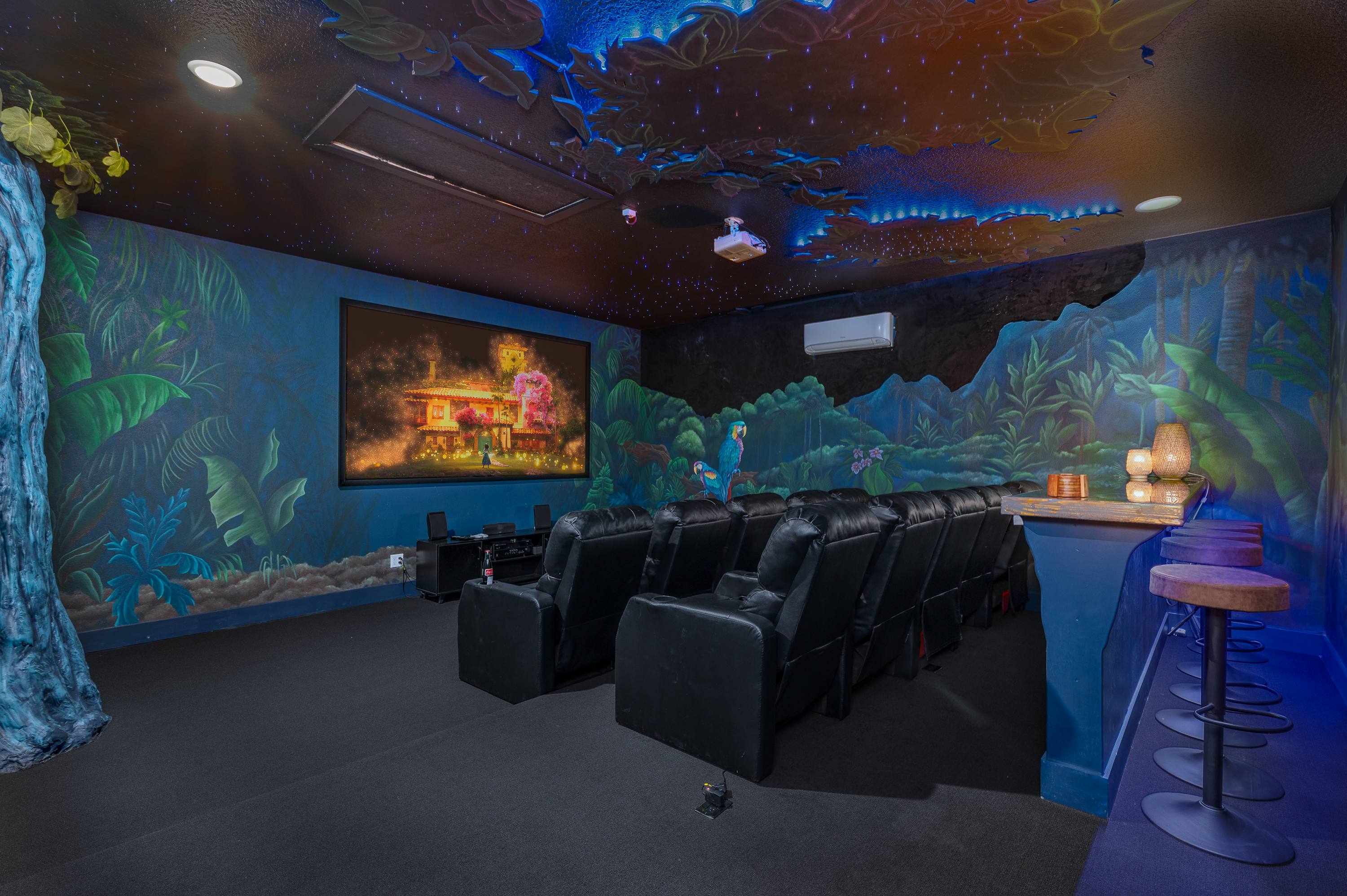 Family retreat w/pool, game room & cinema