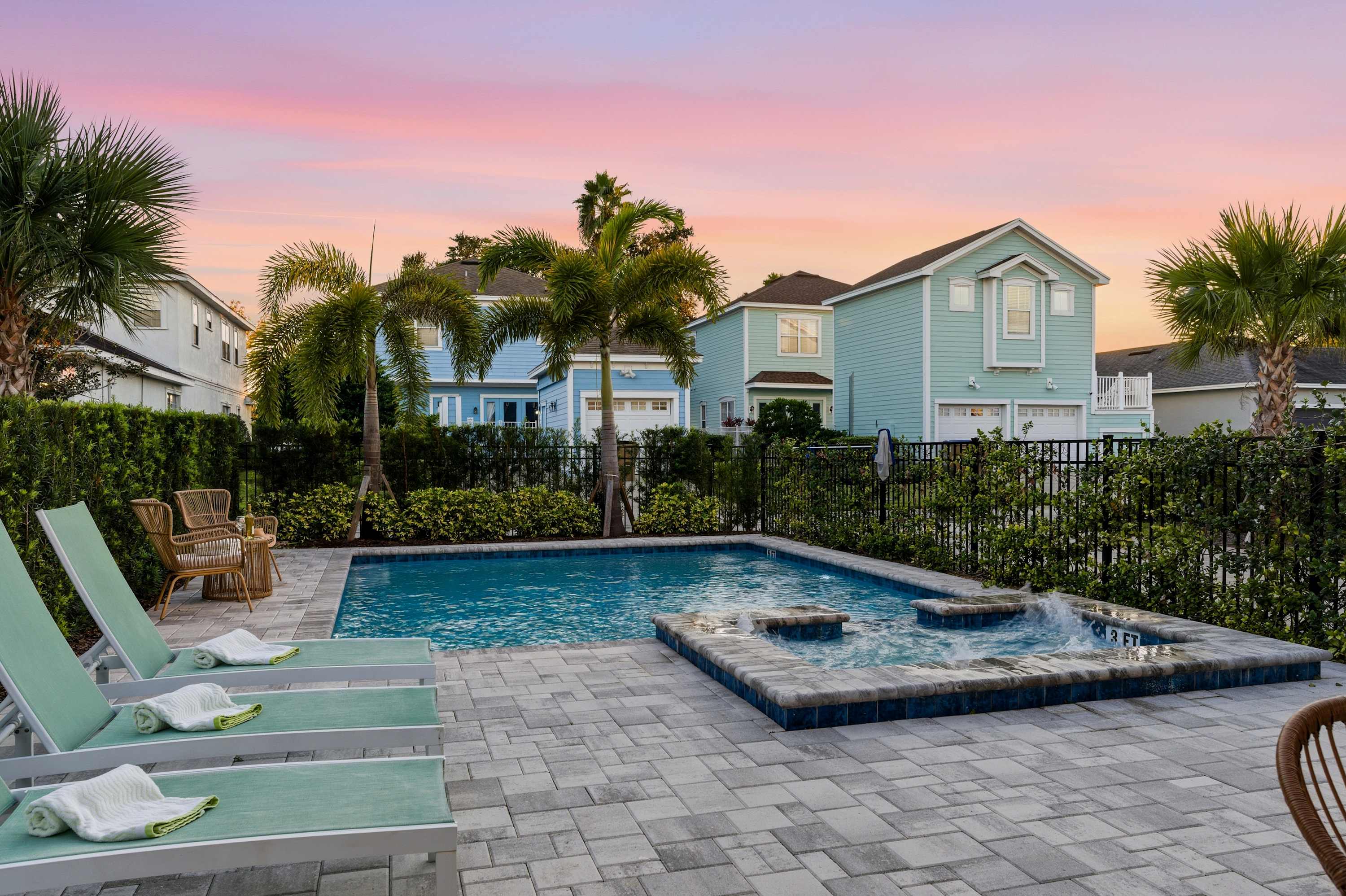 Family retreat w/pool, game room & cinema