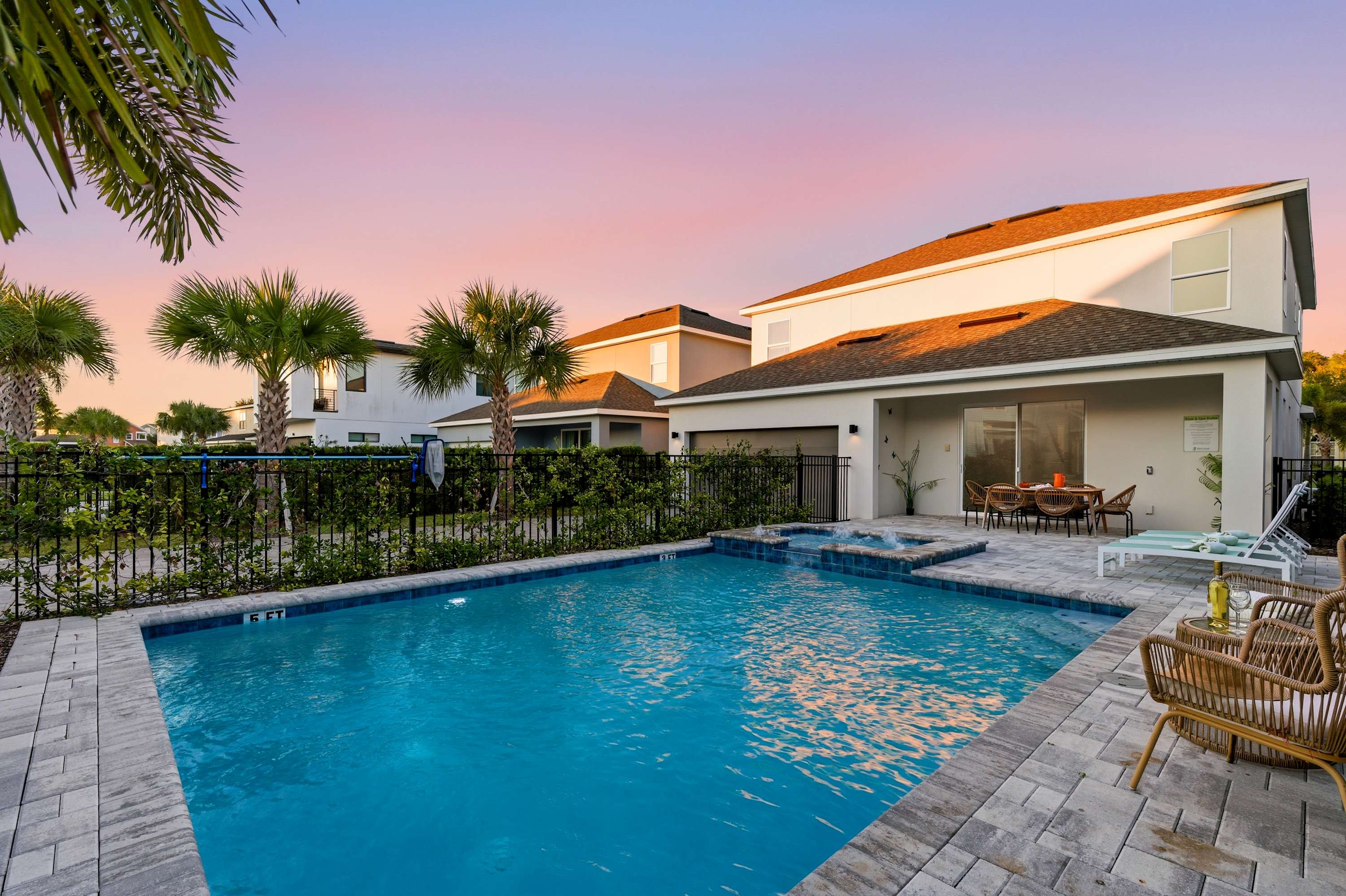 Family retreat w/pool, game room & cinema