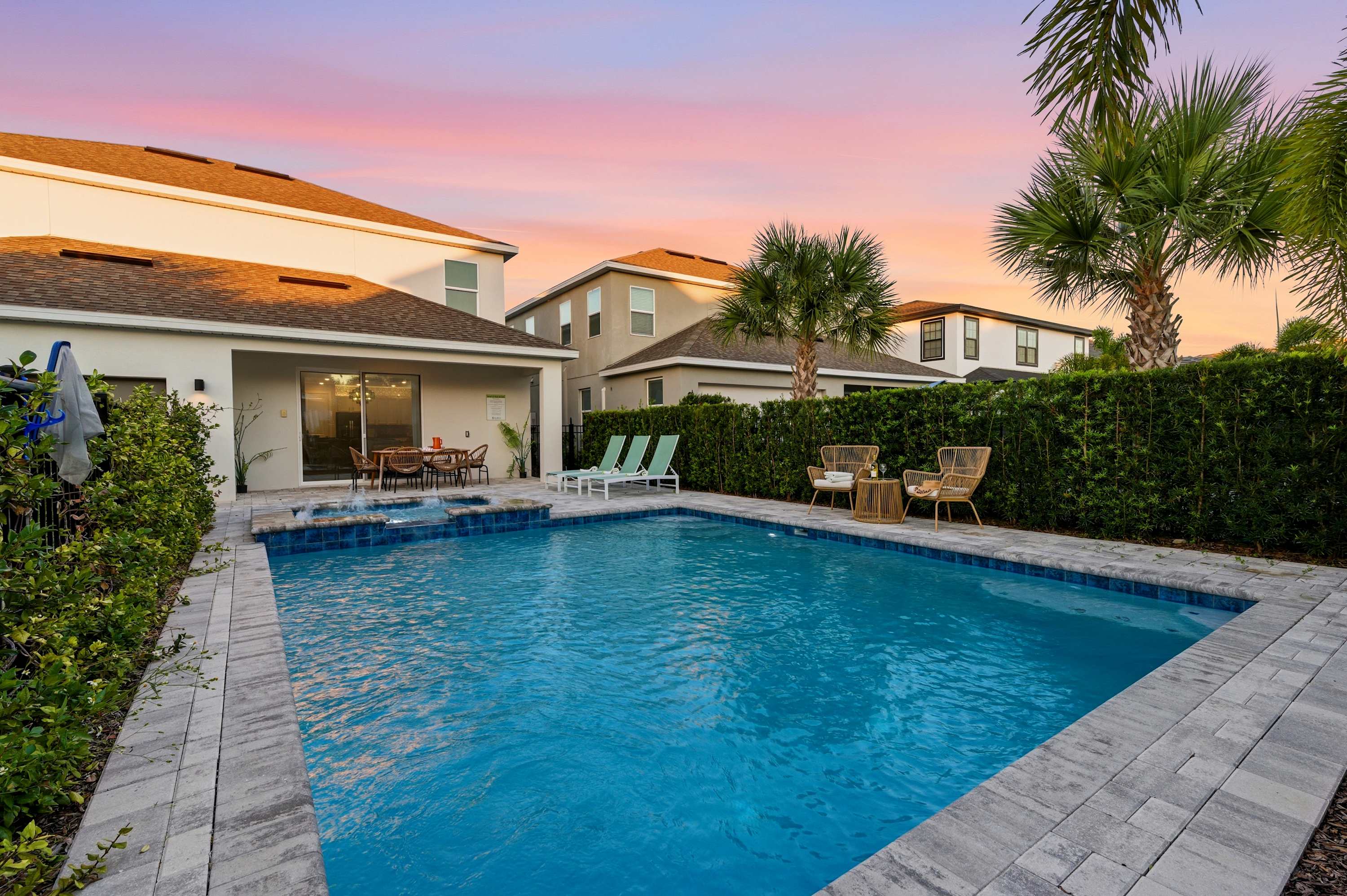 Family retreat w/pool, game room & cinema