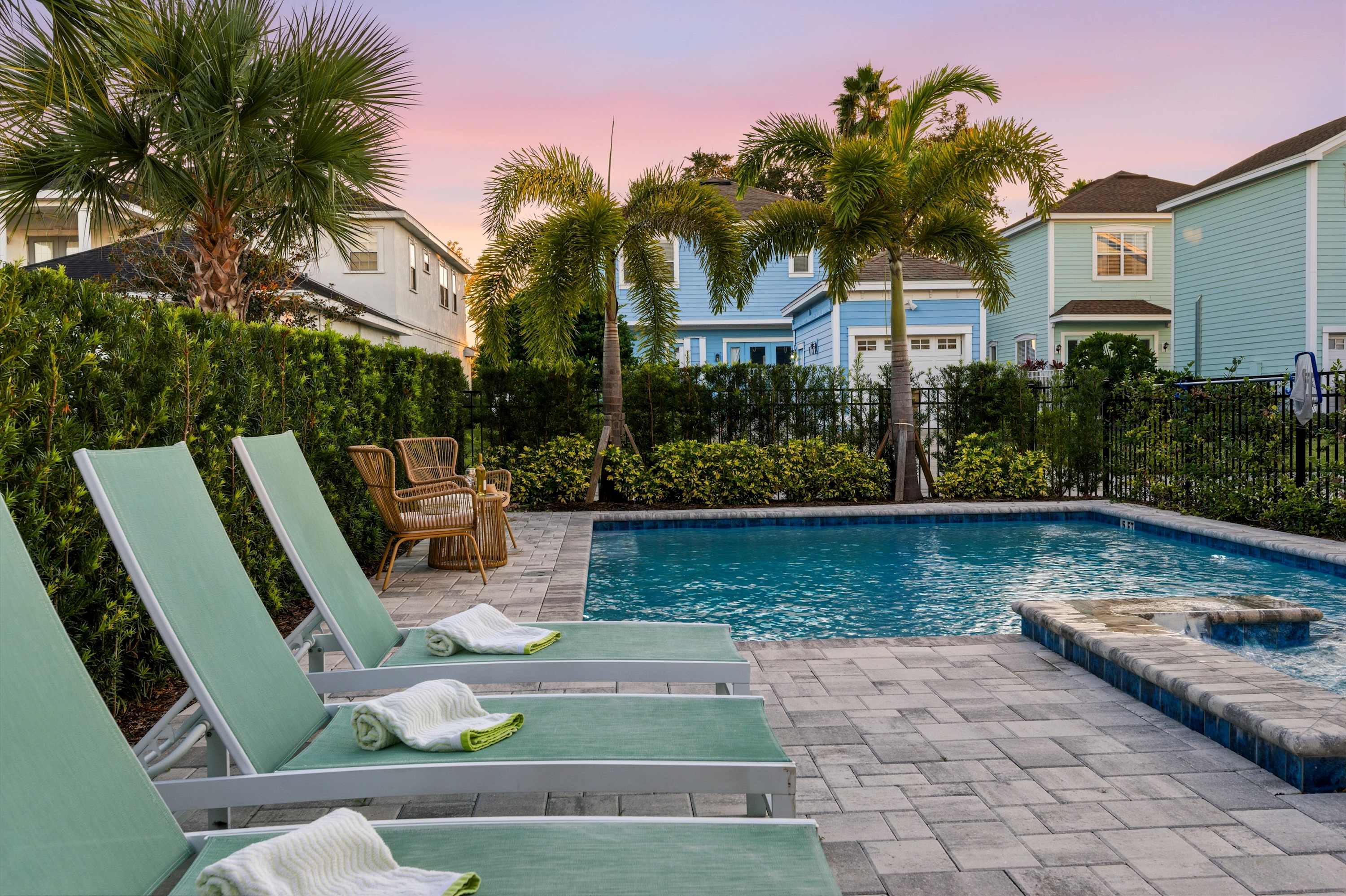 Family retreat w/pool, game room & cinema