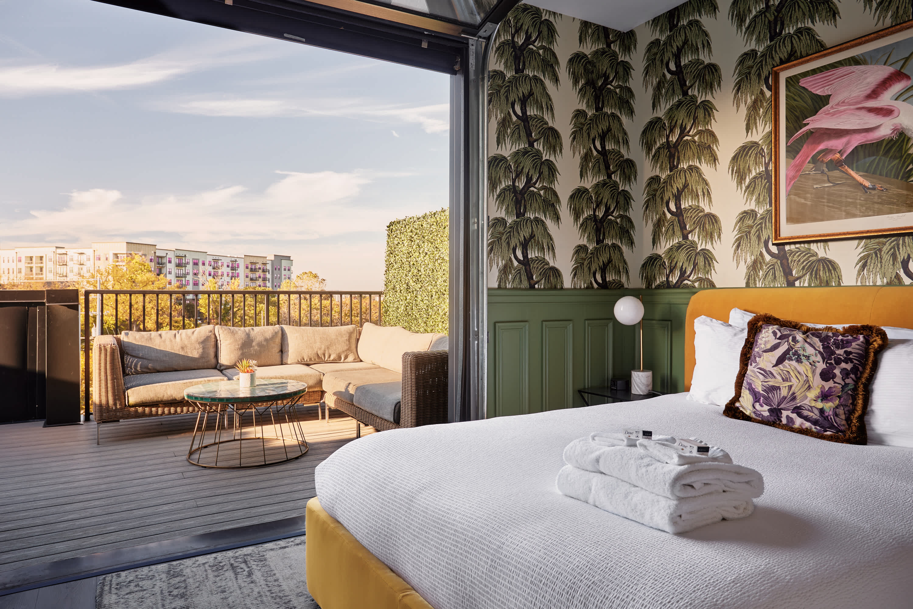 SoBro Studio with Patio City Views, Rooftop + Gym , Walk to Broadway, Stylish Unit, Community Amenities, Paid Garage Parking, 24/7 Hospitality — Nashville, TN — vacation rental