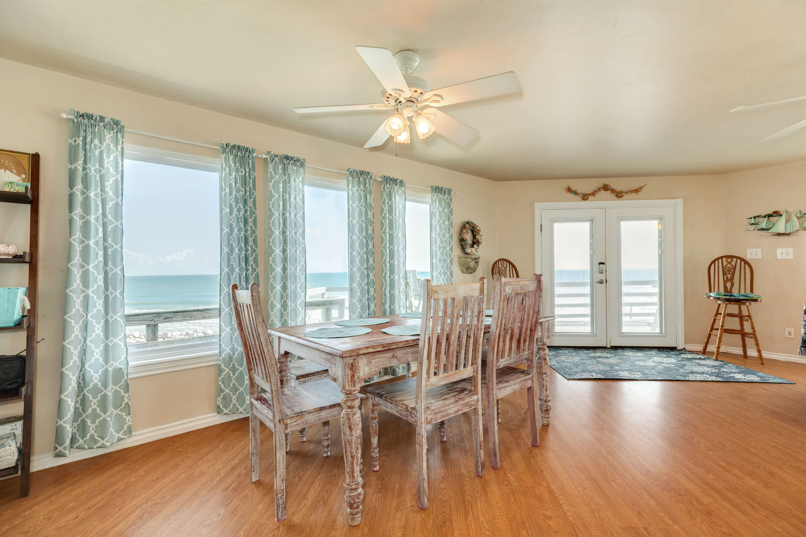 Breakers Edge 8 Sides of Sunshine 3 Ensuite Bedrms 9