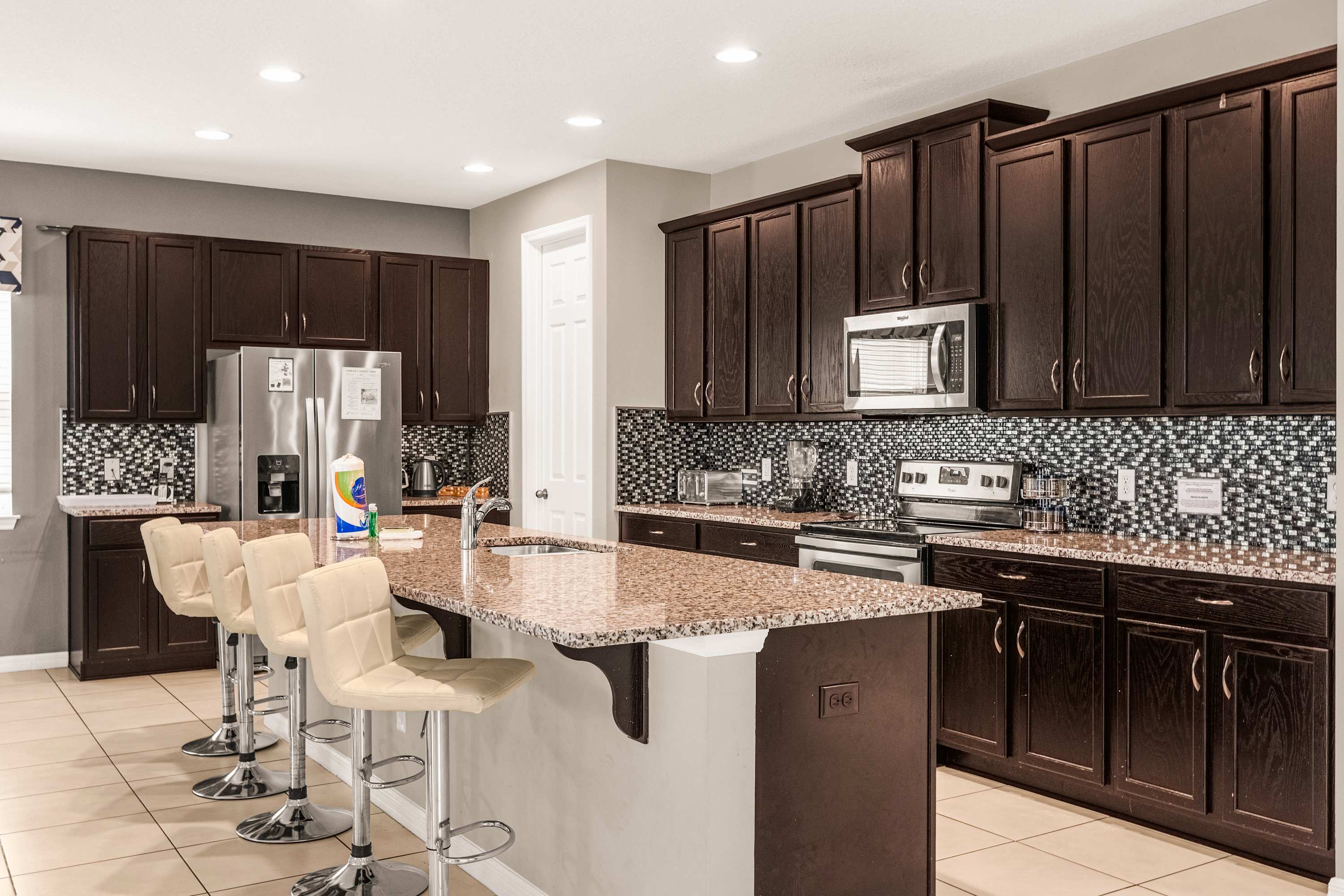 Modern kitchen with ample seating and high-end appliances, perfect for family gatherings and culinary adventures.