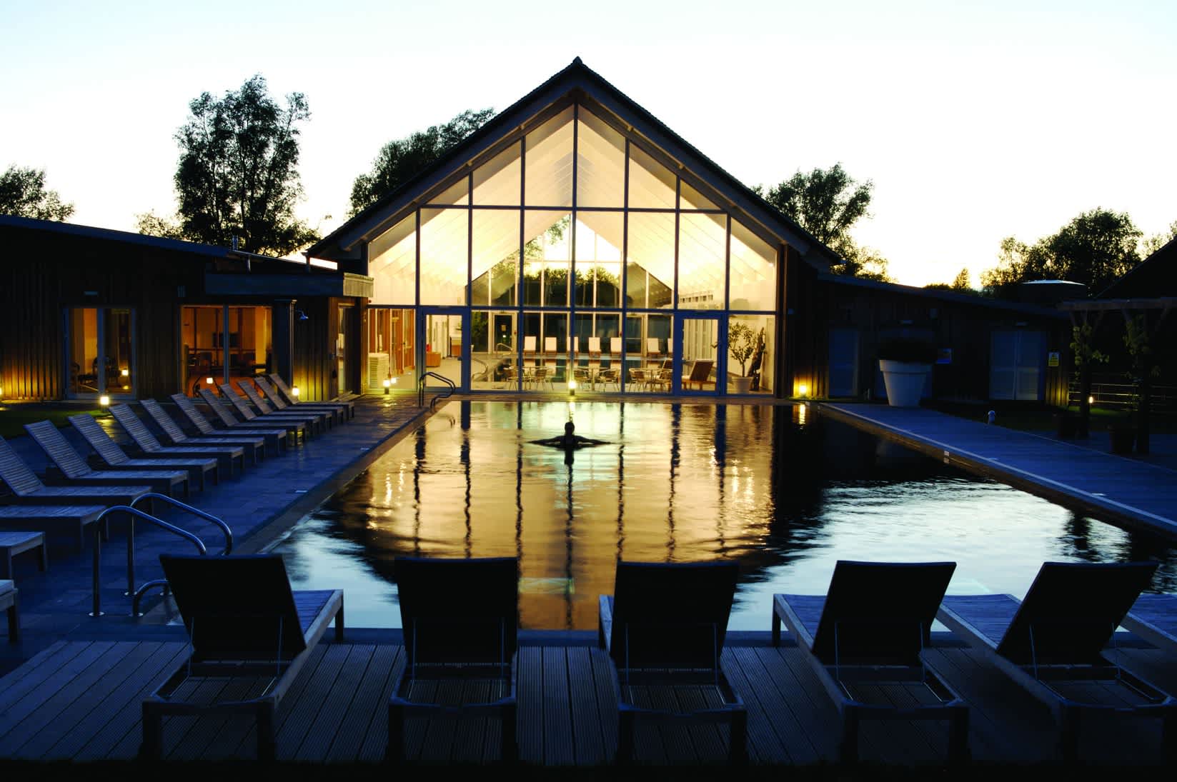 Harrier Lodge | Lakeside, Spa, Hot Tub, Family Fun — Somerford Keynes, England — vacation rental