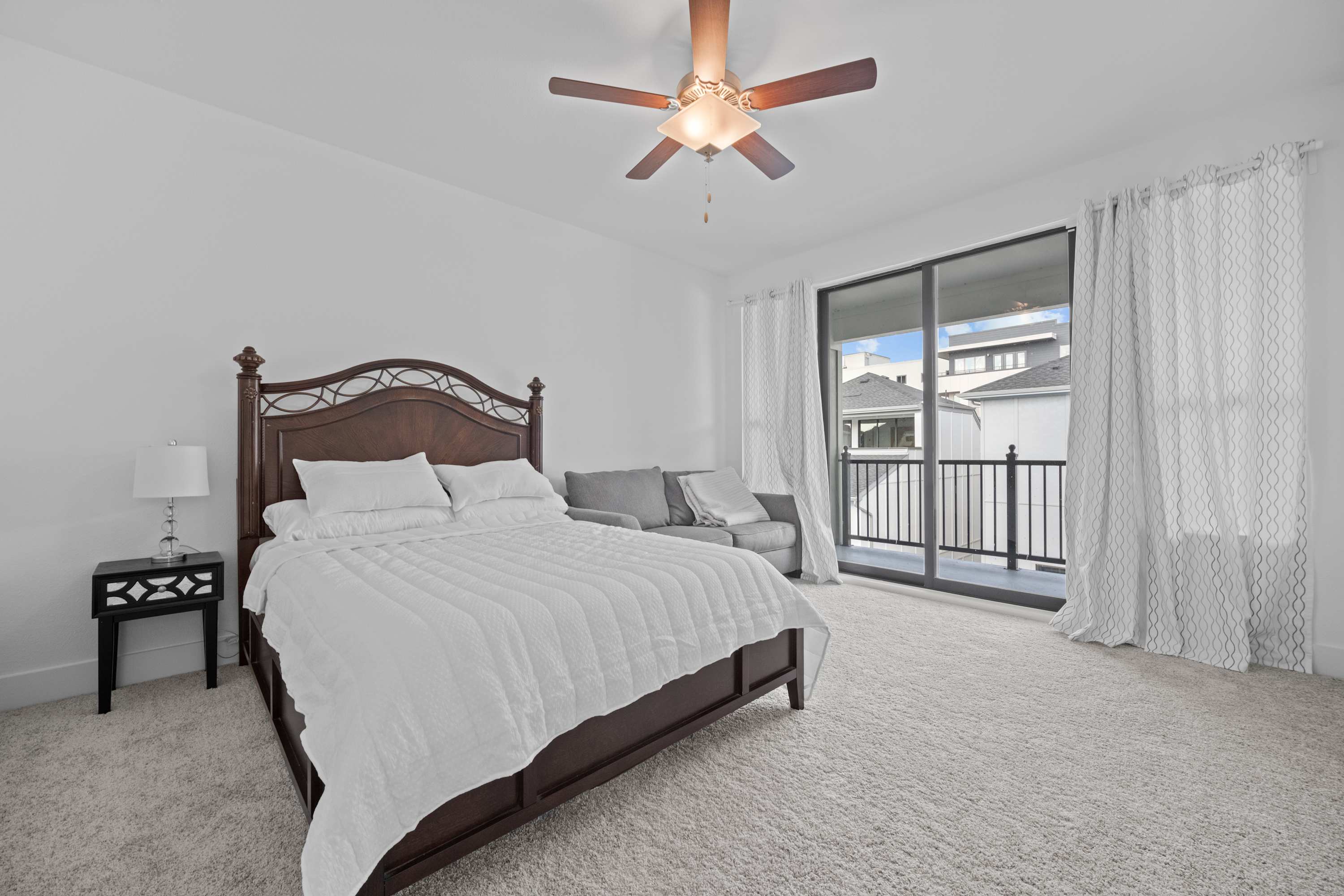 Luxury 3 Bedroom Waterfront Home Near Dallas