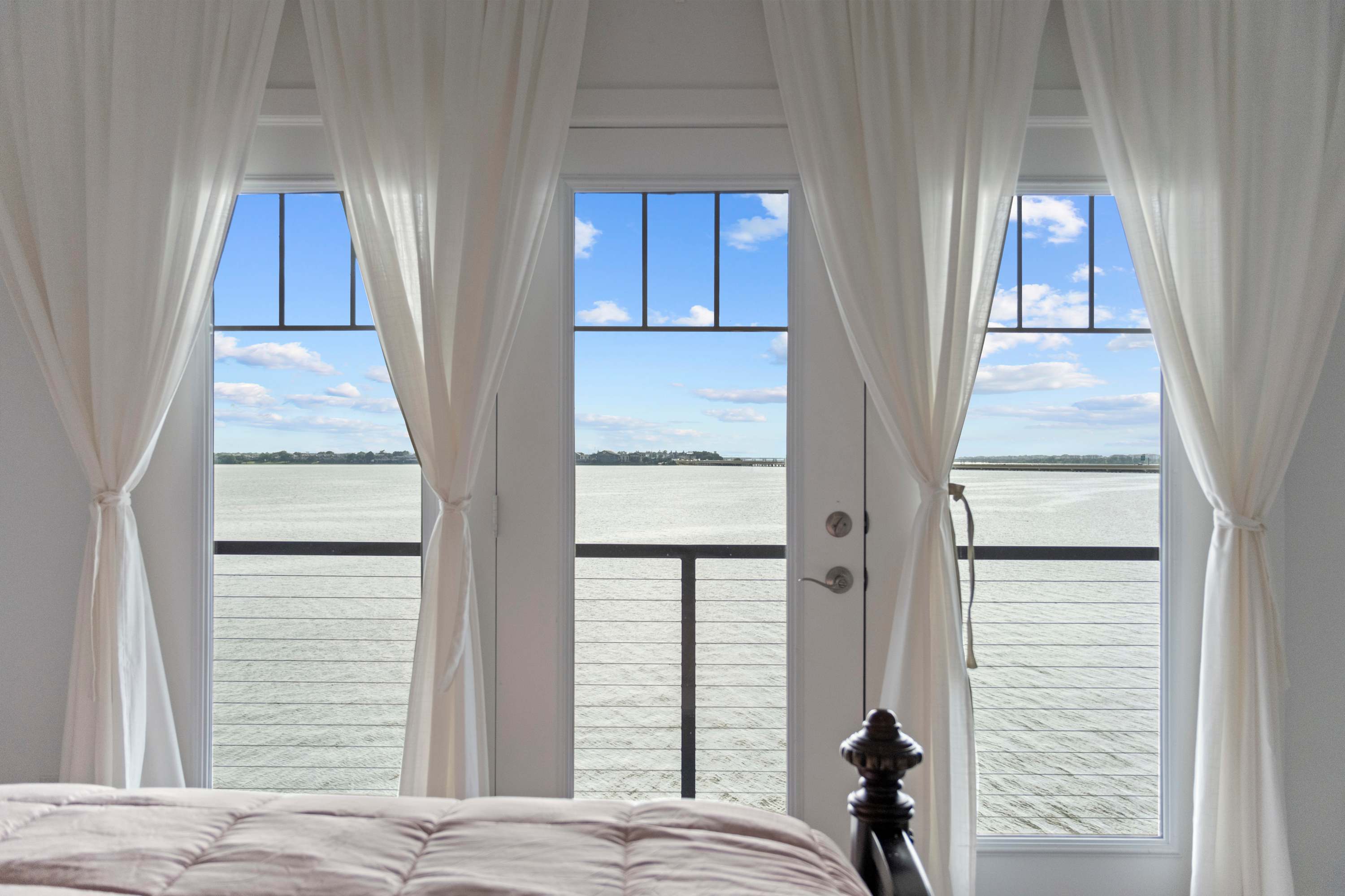 Luxury 3 Bedroom Waterfront Home Near Dallas