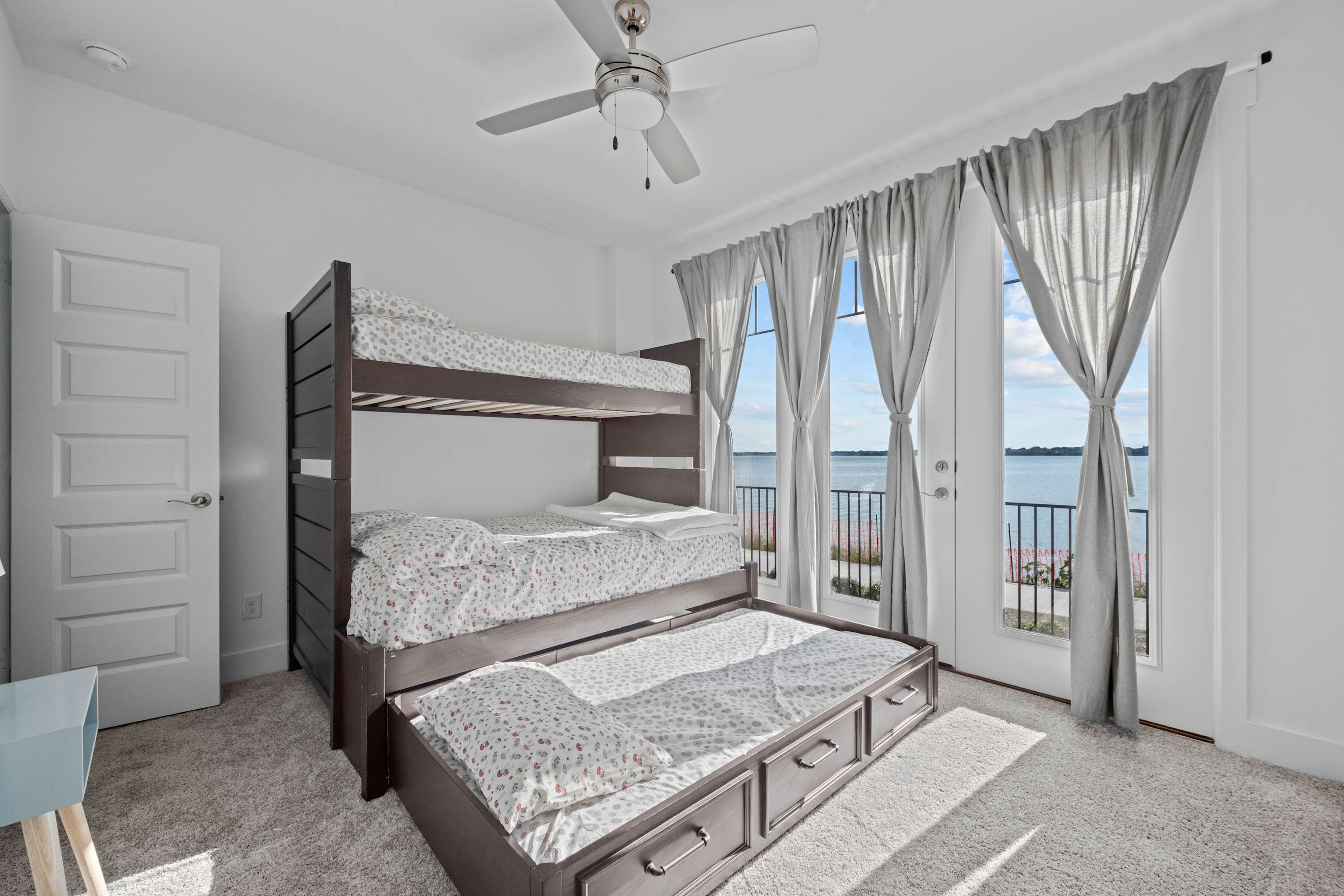 Luxury 3 Bedroom Waterfront Home Near Dallas