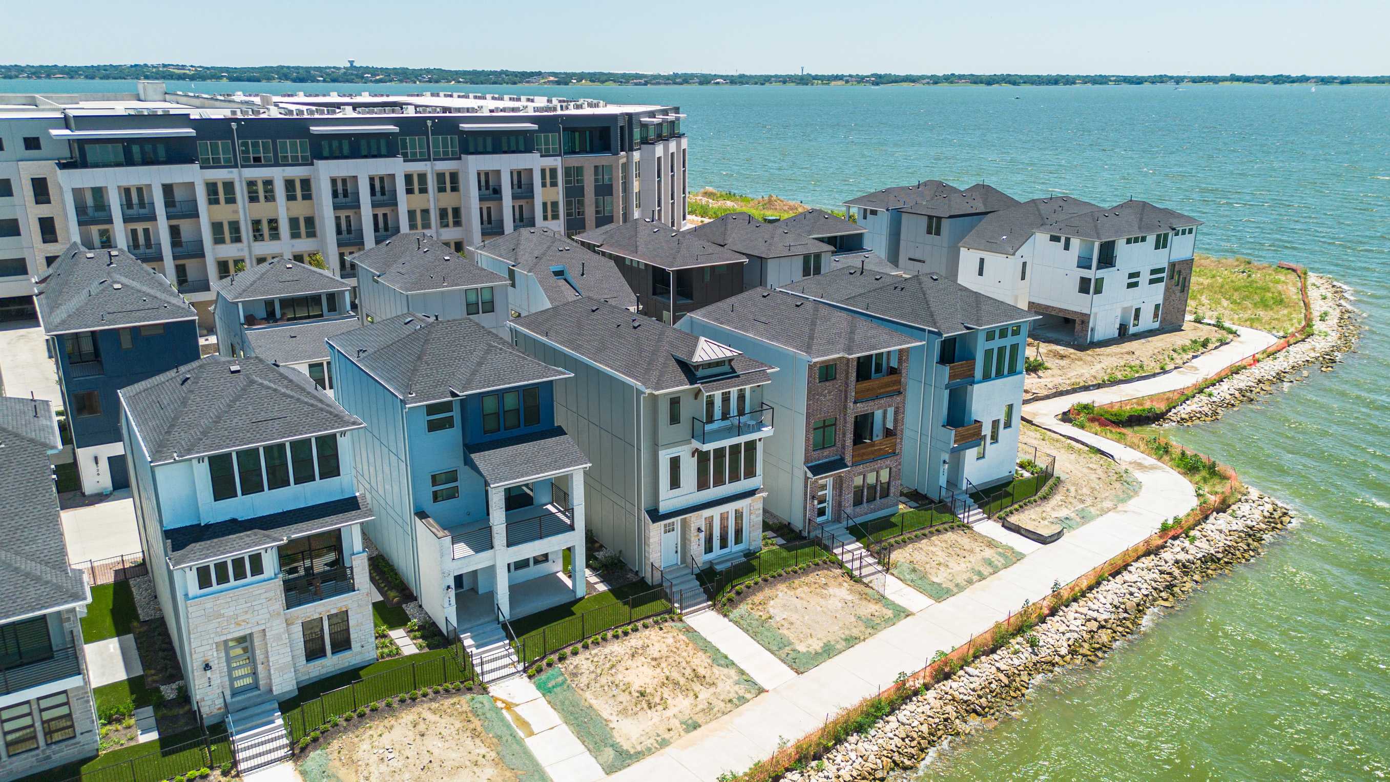 Luxury 3 Bedroom Waterfront Home Near Dallas