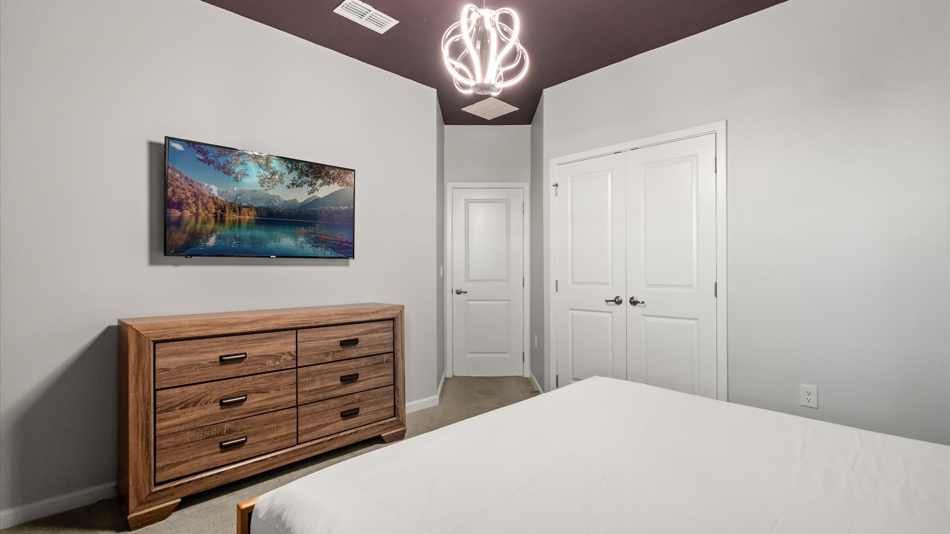 Bedroom 8 – Inviting king suite with warm tones and modern furnishings.