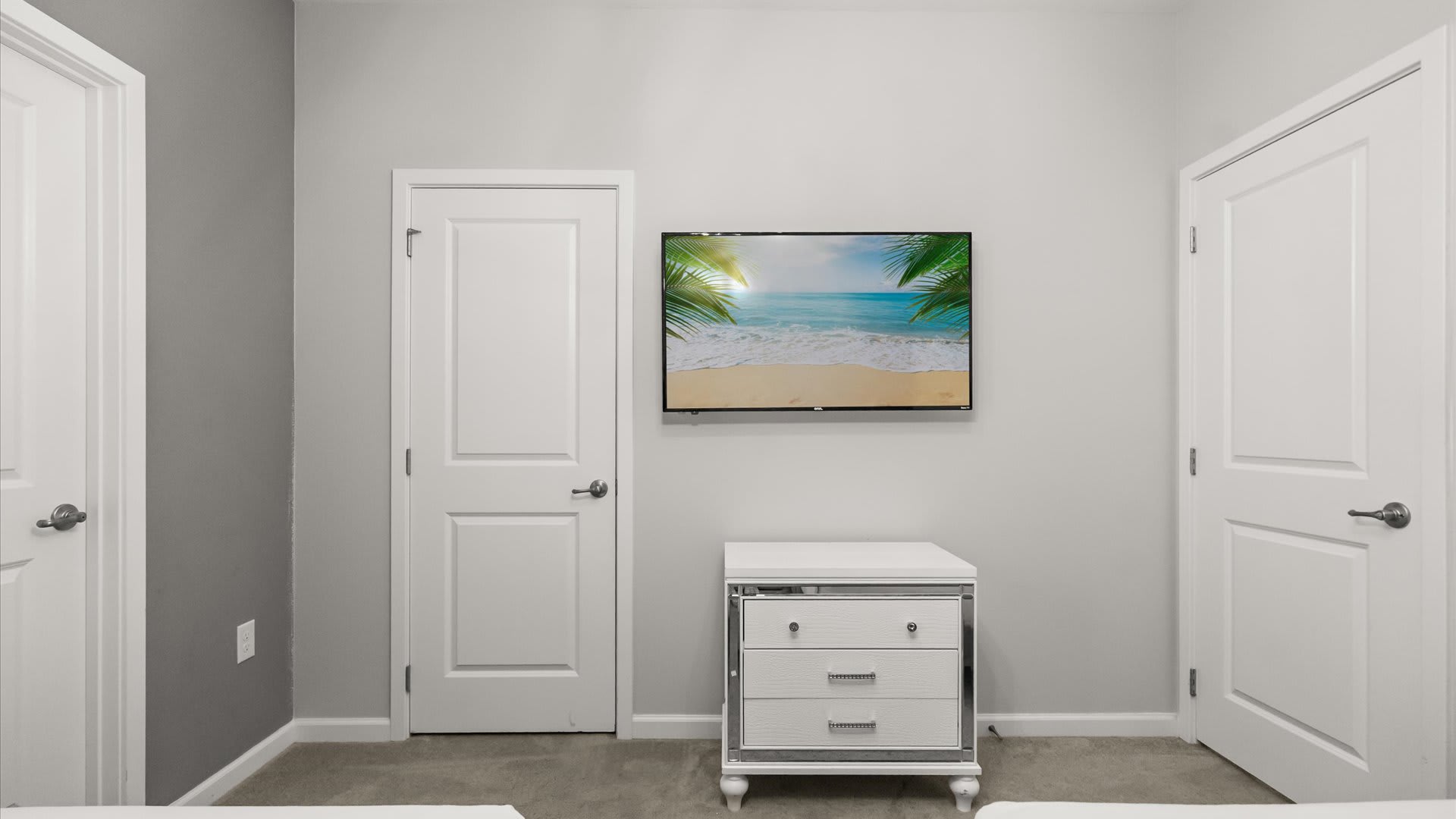 Bedroom 11 – Twin bedroom with modern decor and a Smart TV + En-suite