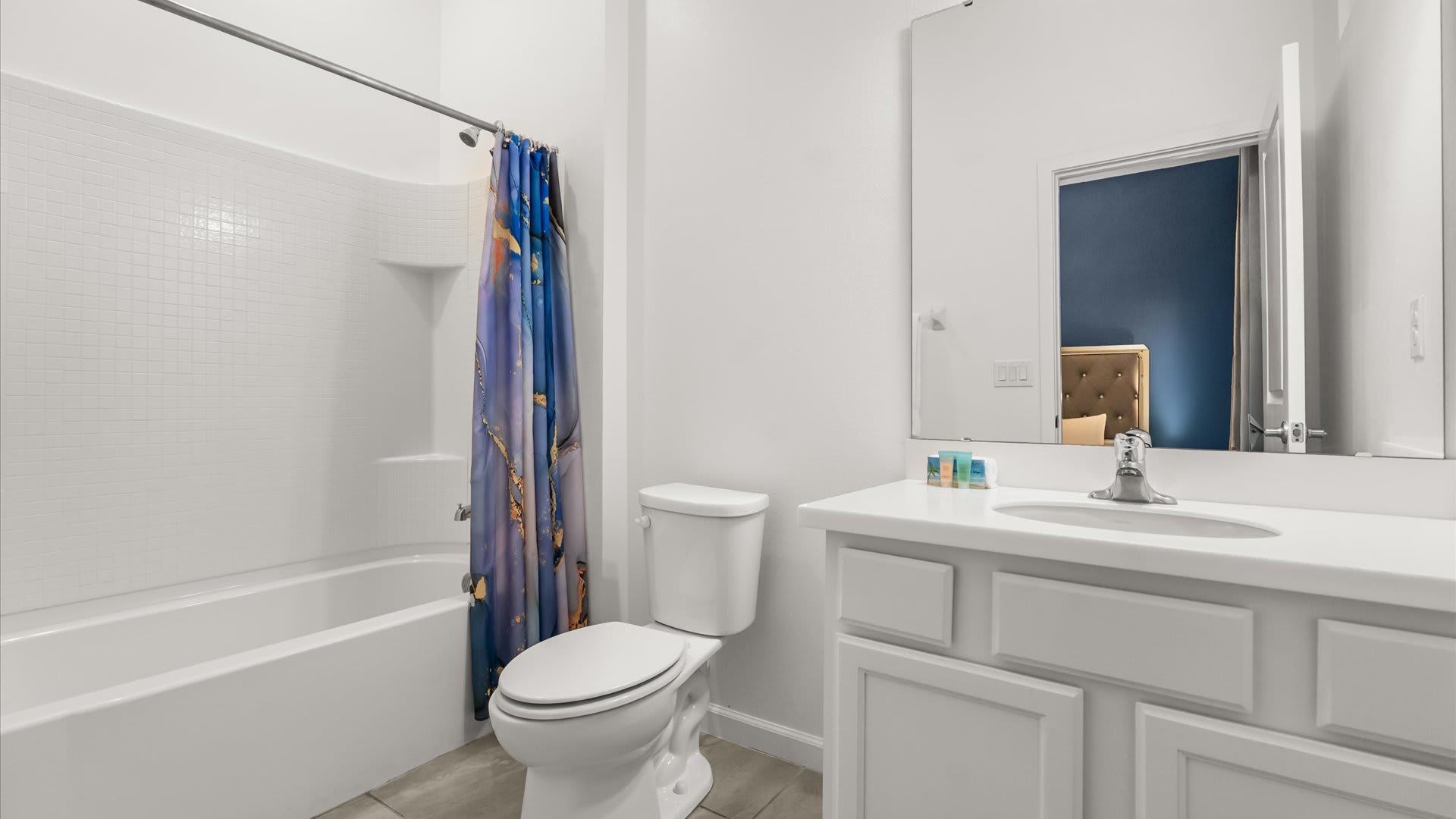 En-suite bathroom with a shower + tub combo