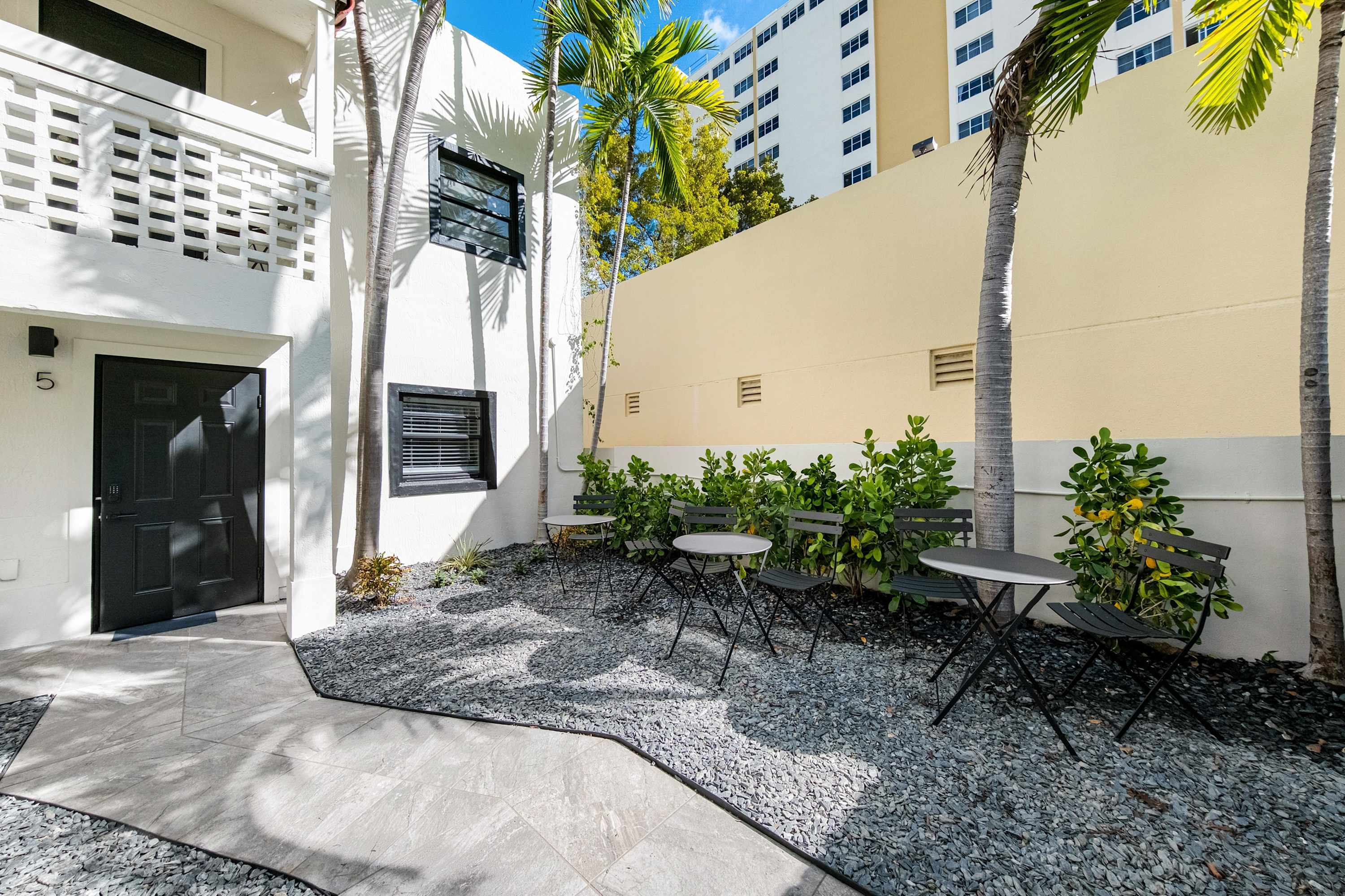 Steps from Ocean, Art Deco 1BR & Free Parking
