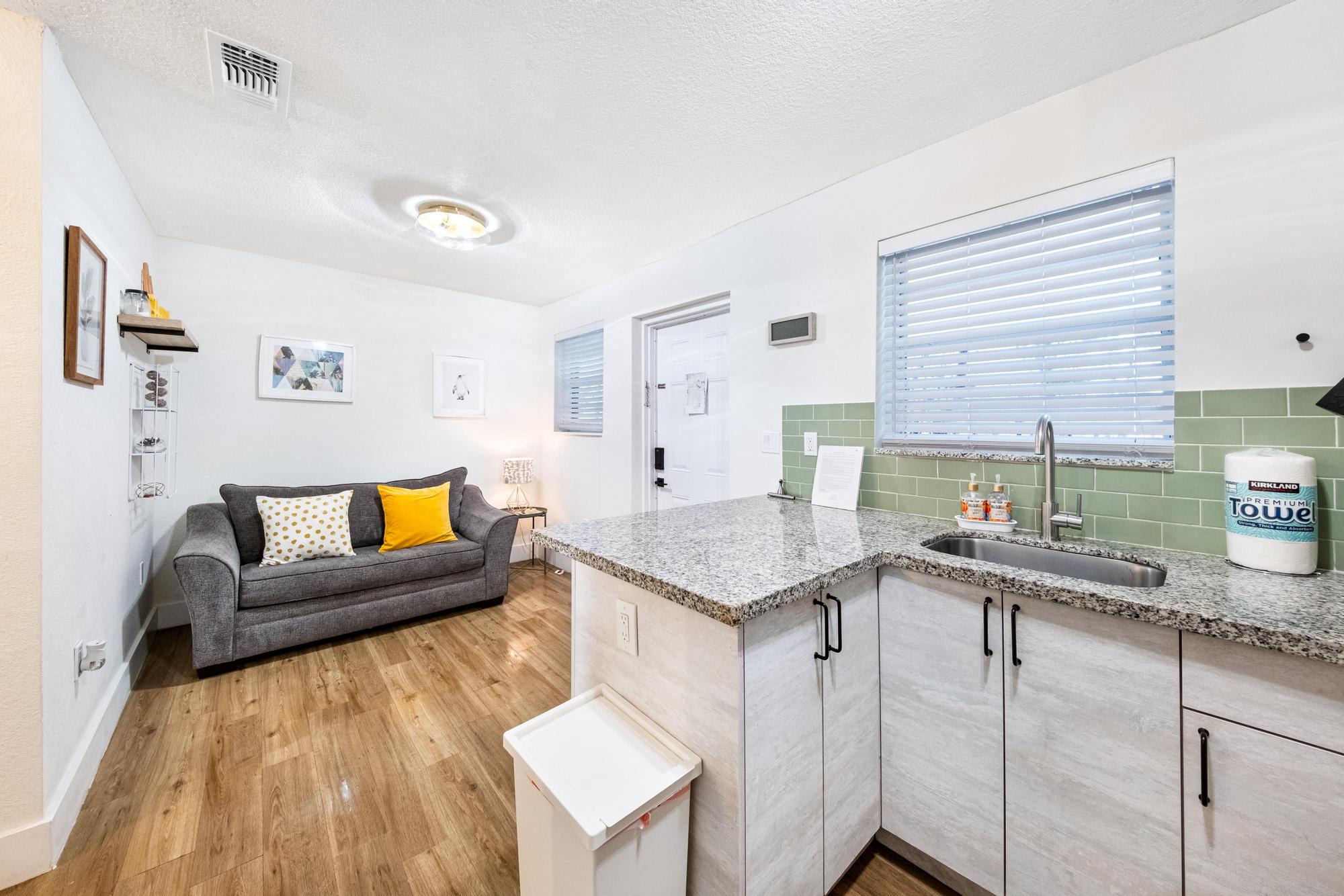 CASA MARE: 1BR Steps from the Ocean
