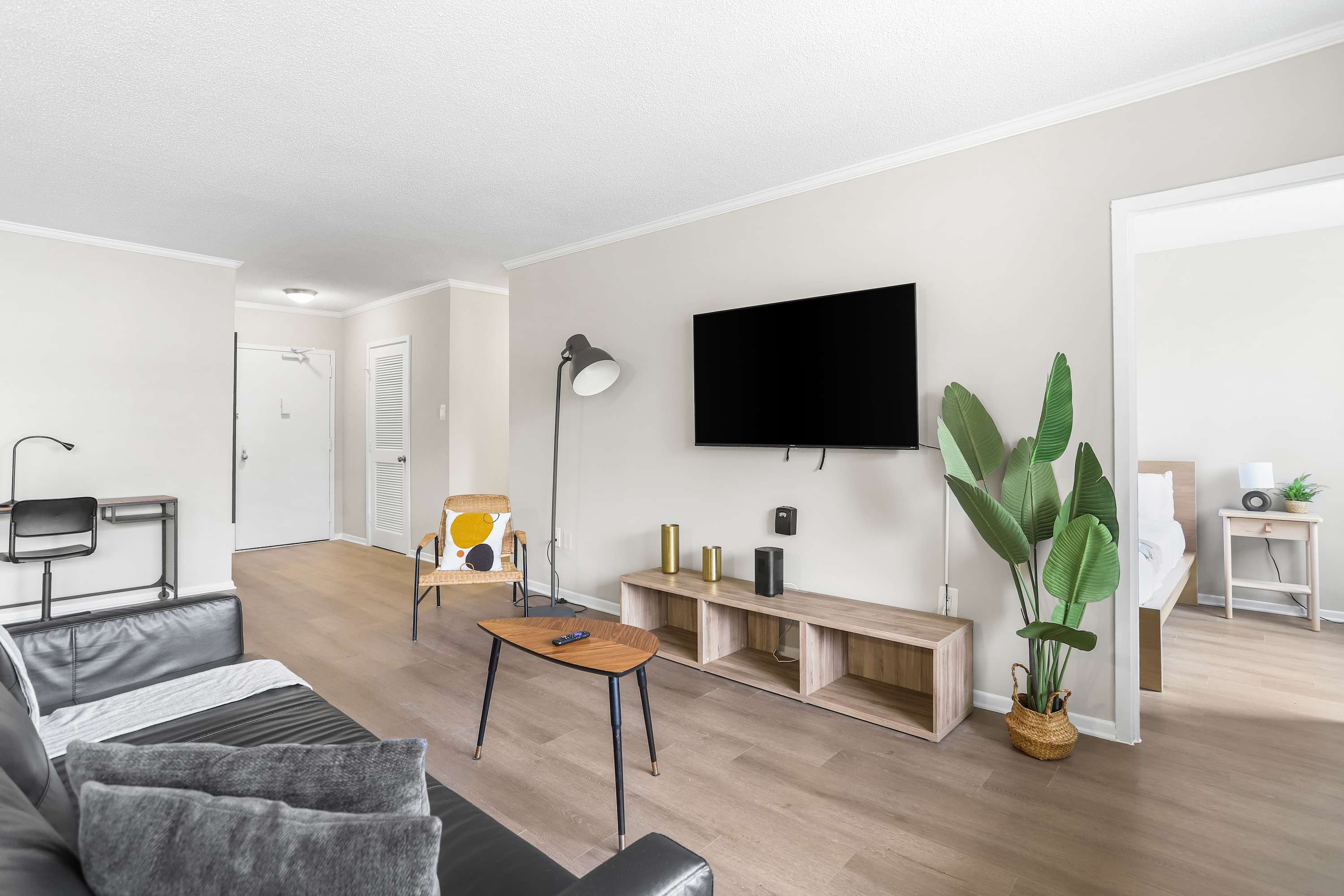 Modern Apt in Crystal City Near the Airport