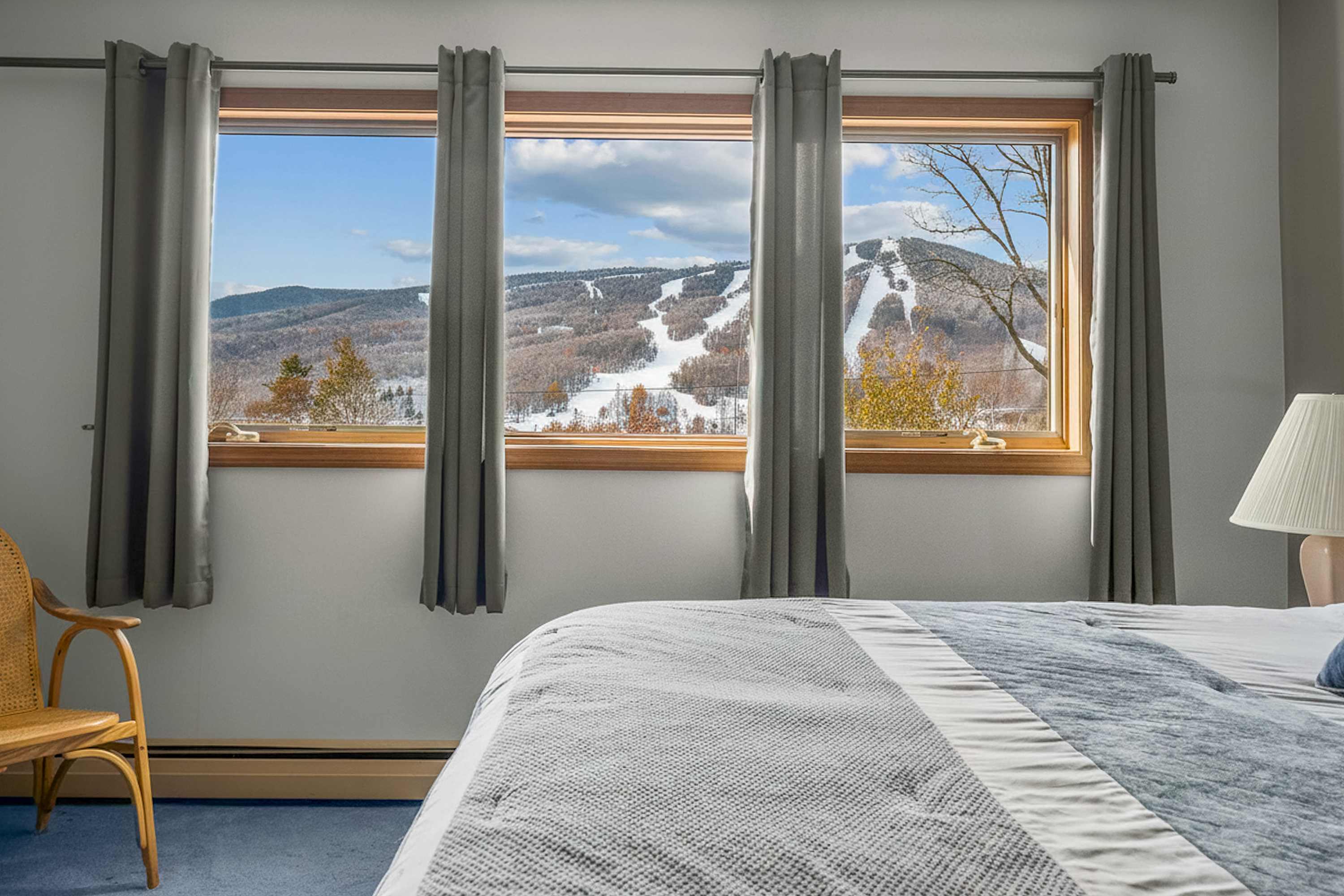 White Oak Lodge Shuttle to Mt Snow w Fireplace | Photo 2