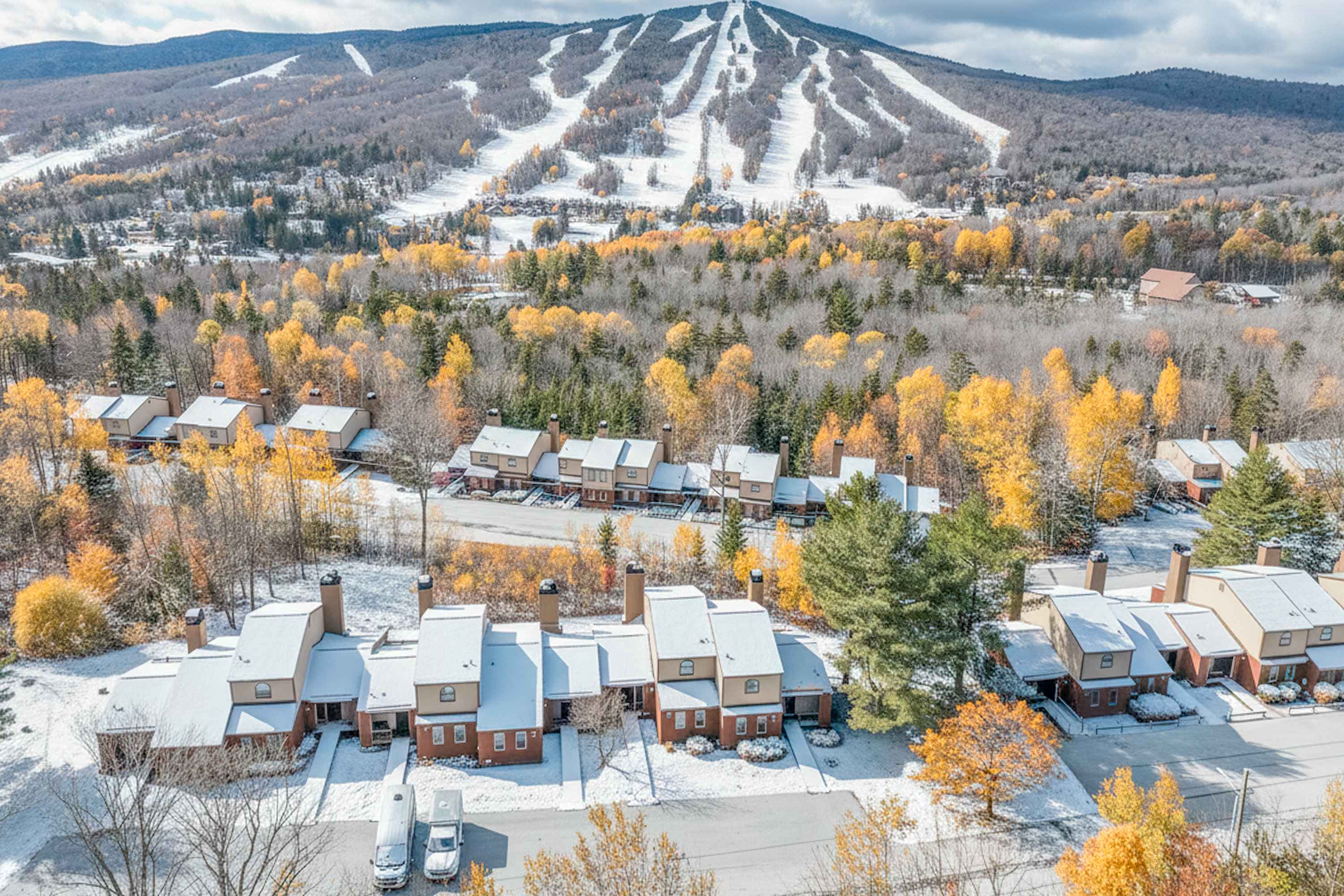 White Oak Lodge Shuttle to Mt Snow w Fireplace | Photo 3