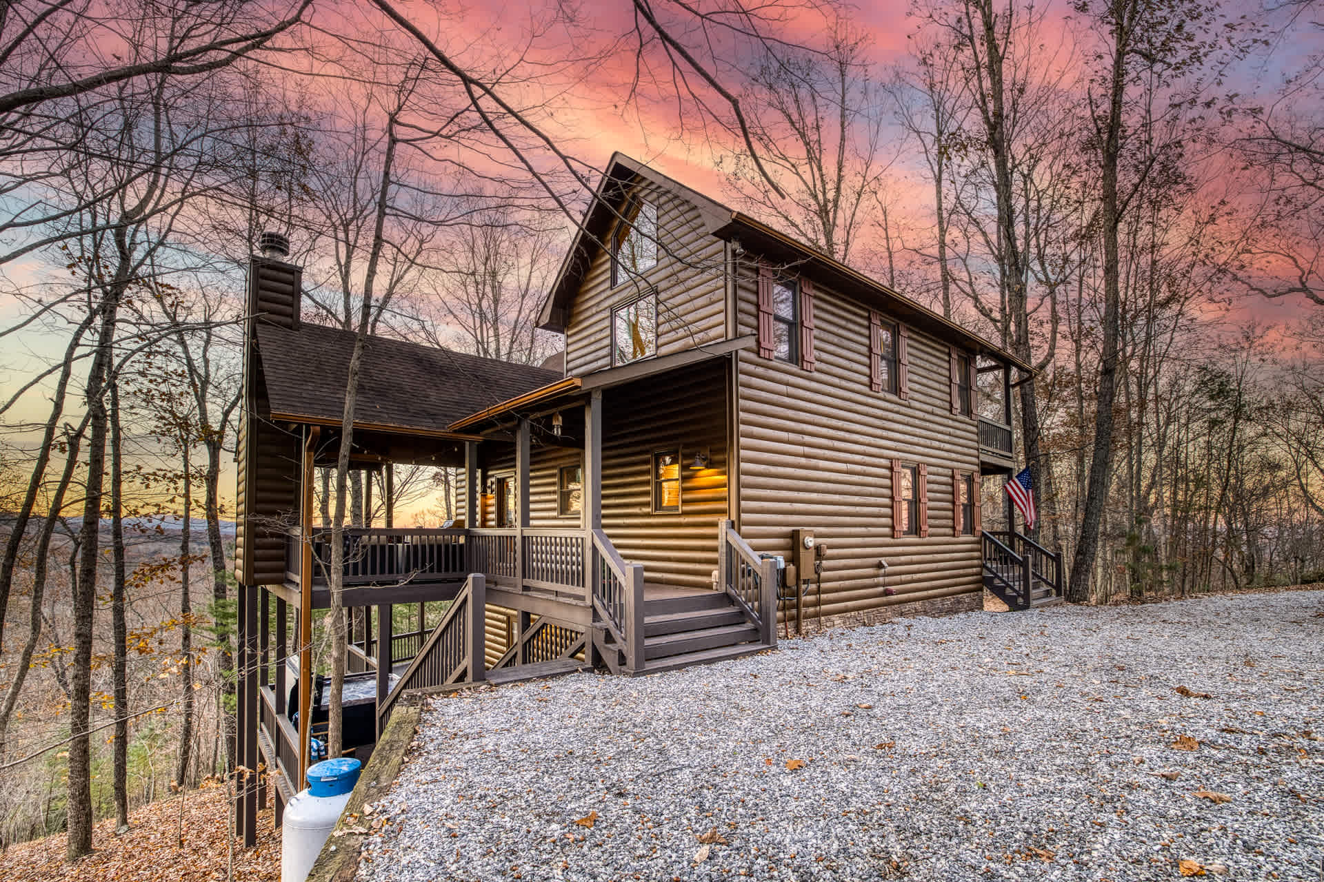 The Looking Glass - pets-view-fireplaces-hot tub — Blue Ridge, GA — vacation rental