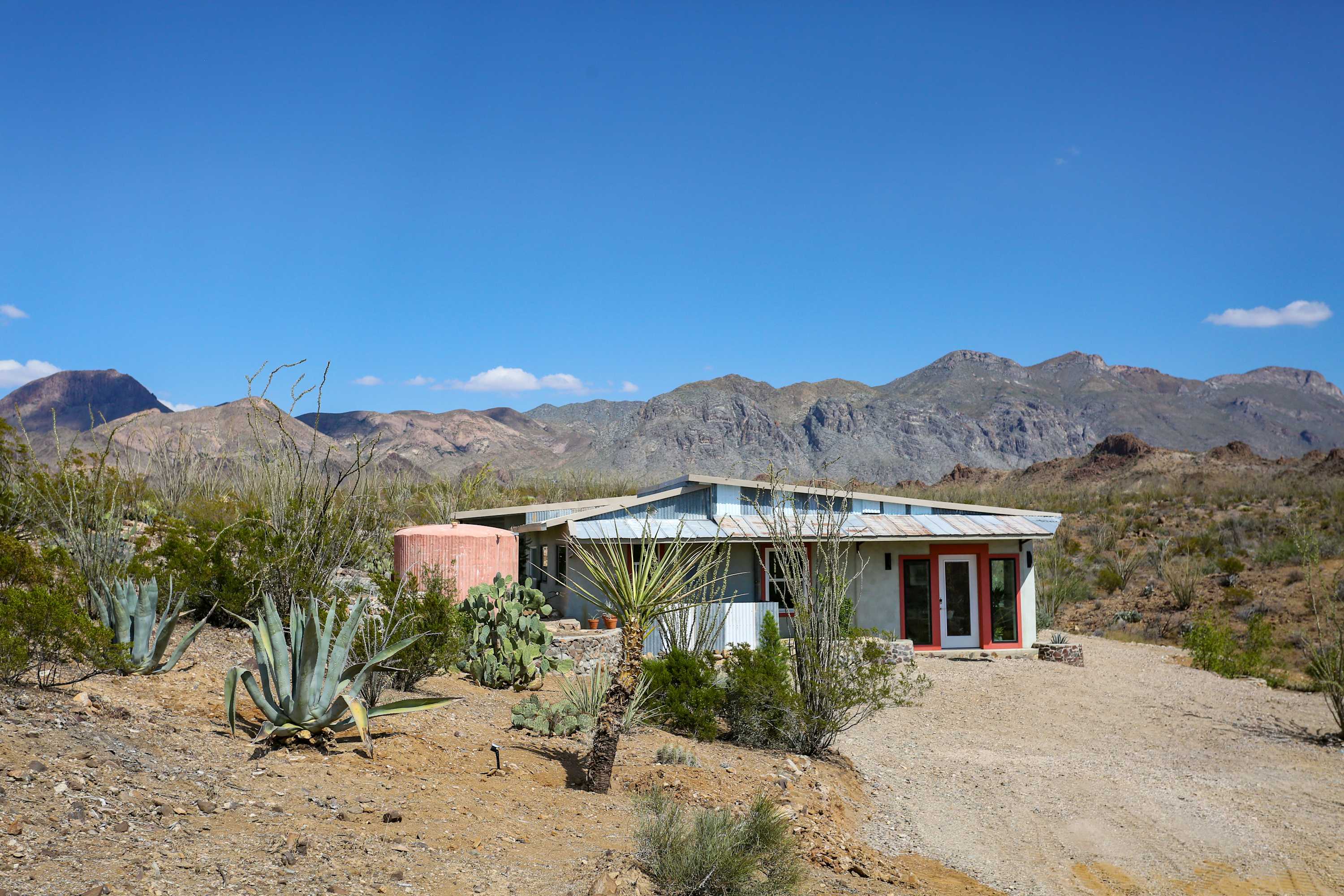 Yellow Mountain House: Colorful 3BR Desert Retreat