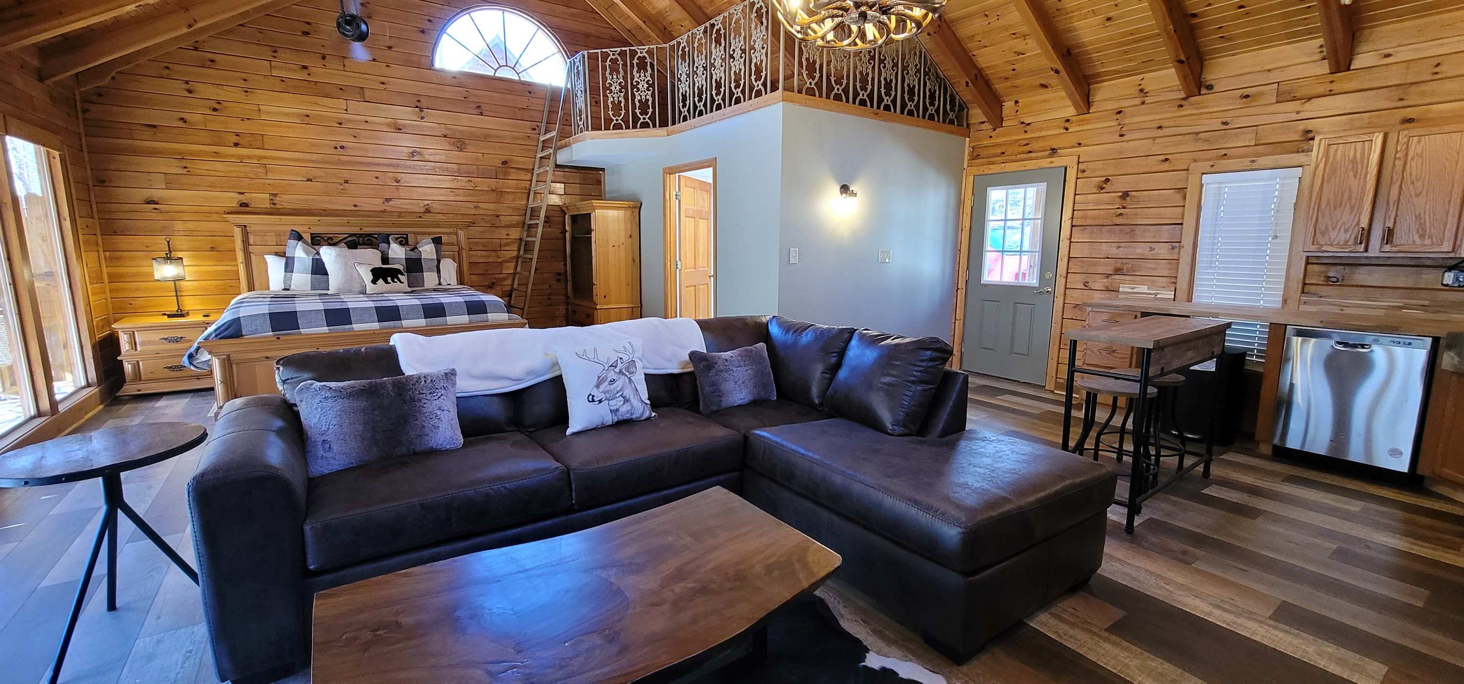 Lovely Family Riverfront Home, Sleeps 4γ»Water View β Townsend, TN β vacation rental