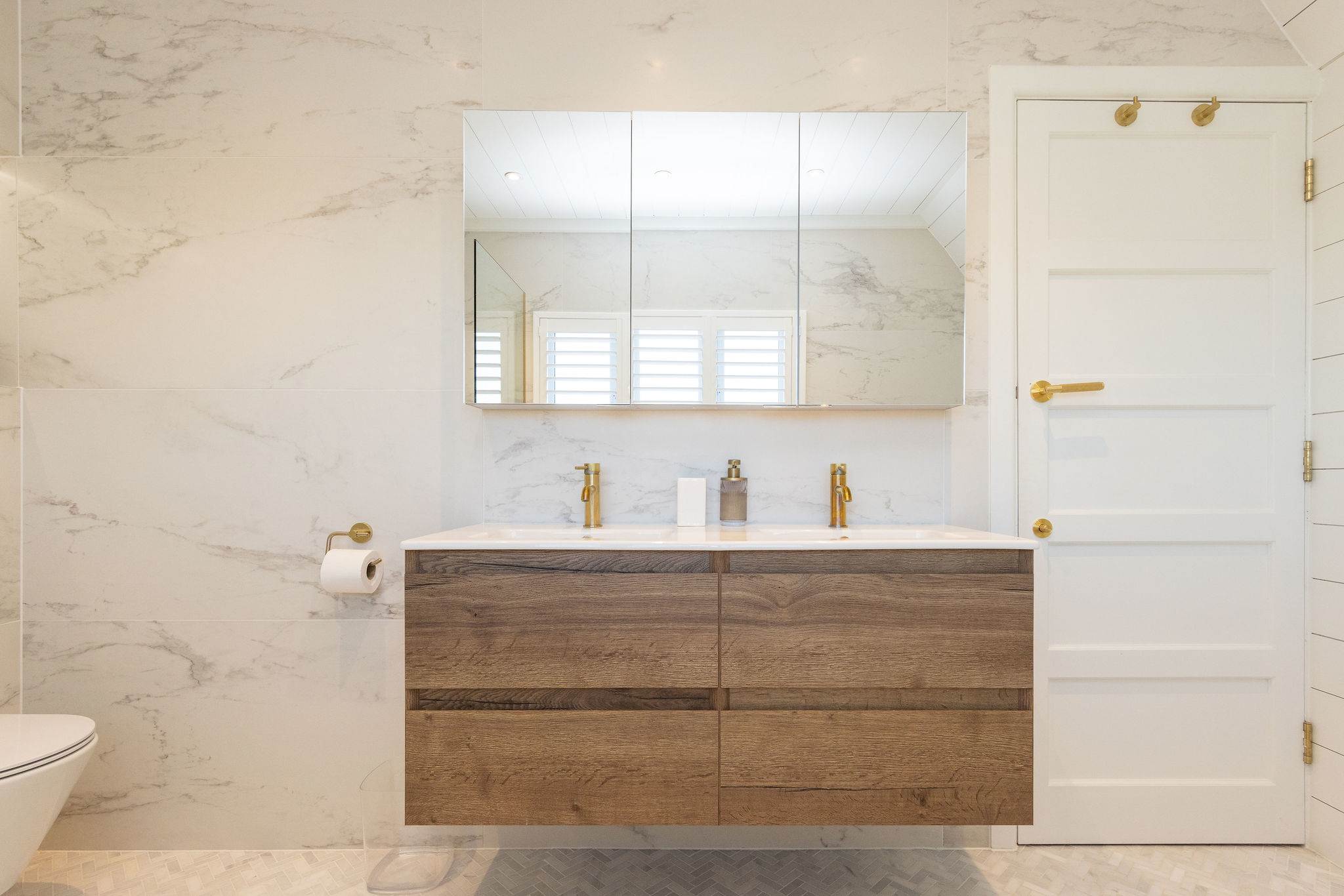 Modern double vanity with large mirror.