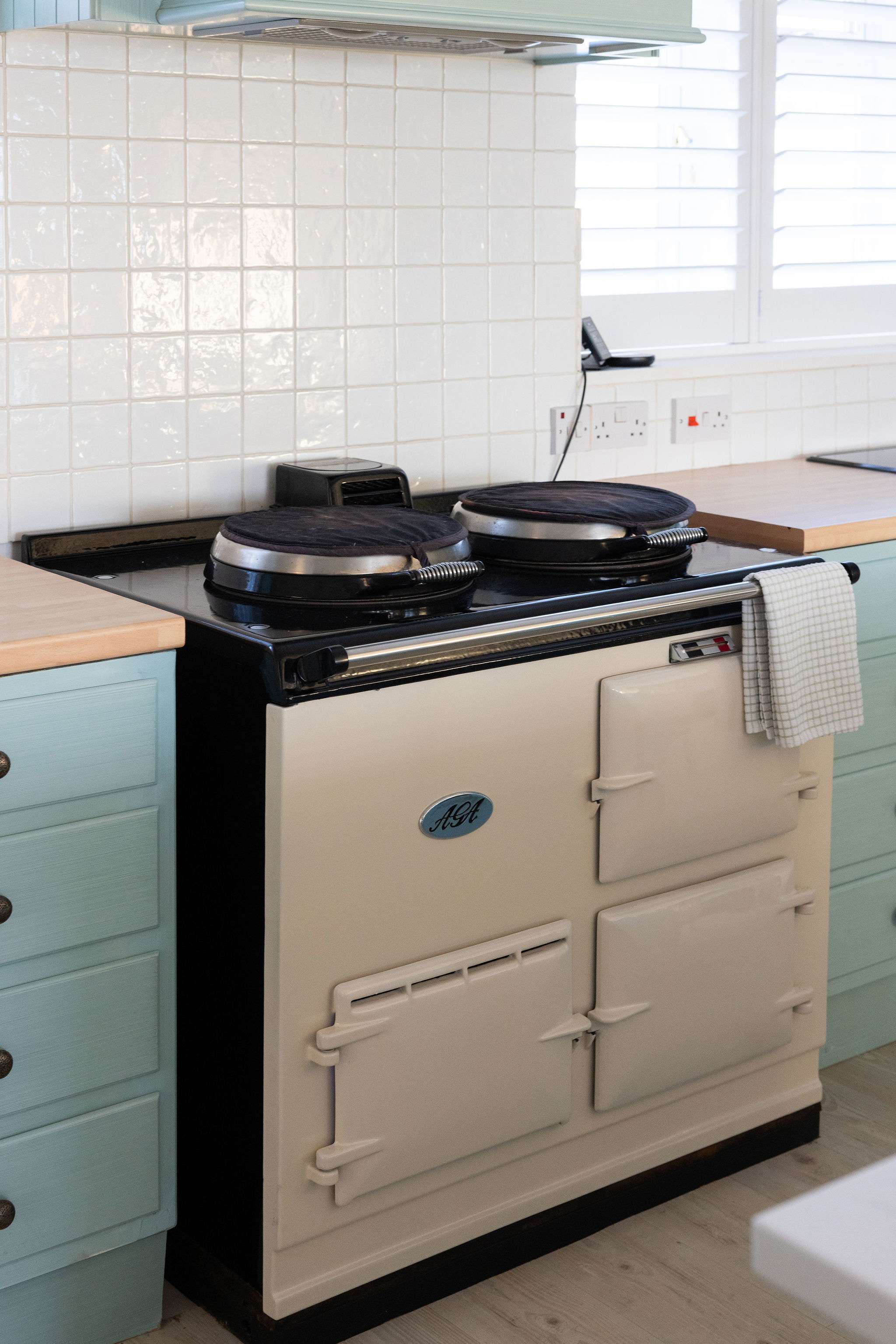 A range cooker can be found in the kitchen!