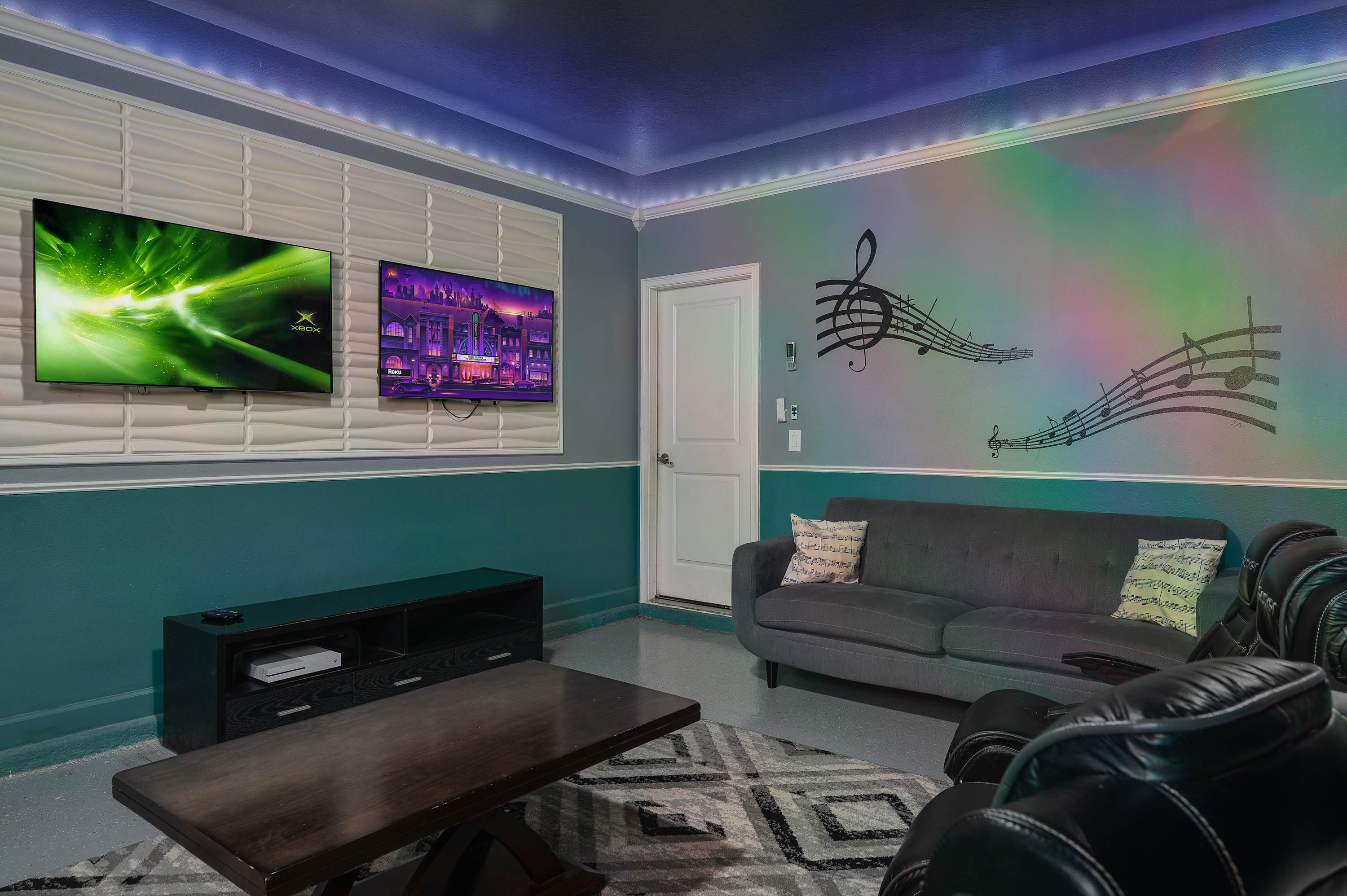 Family home w/ pool, cinema & resort access