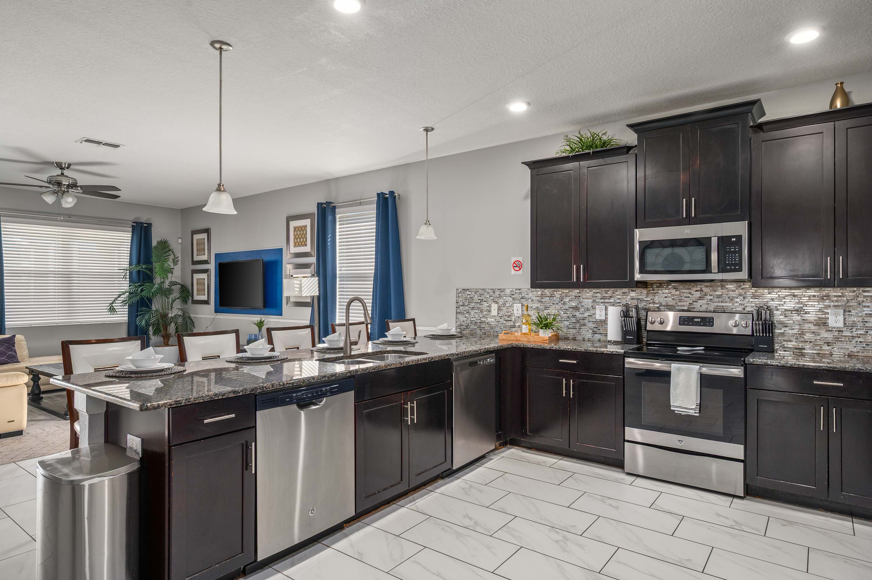 Family home w/ pool, cinema & resort access