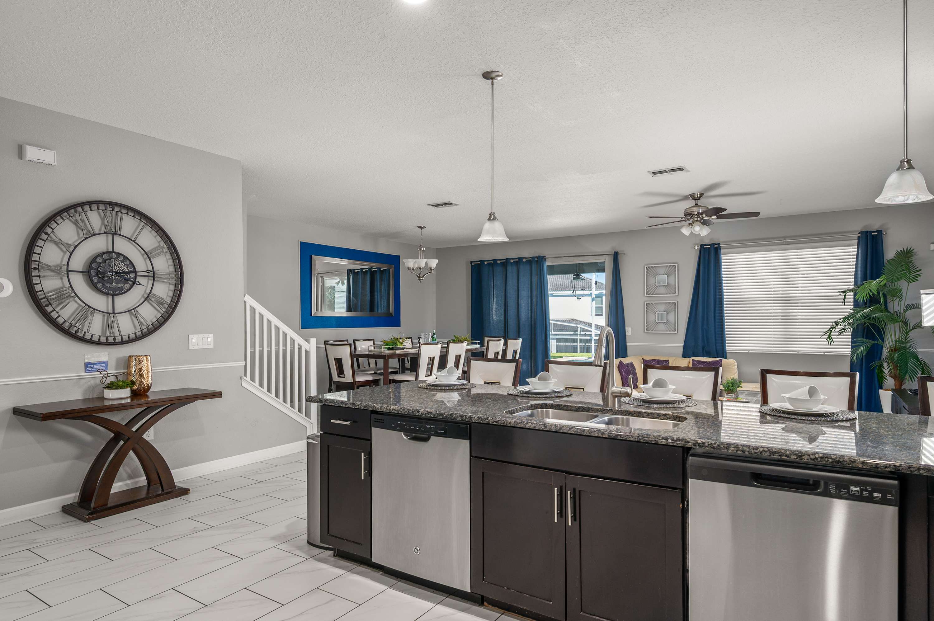 Family home w/ pool, cinema & resort access