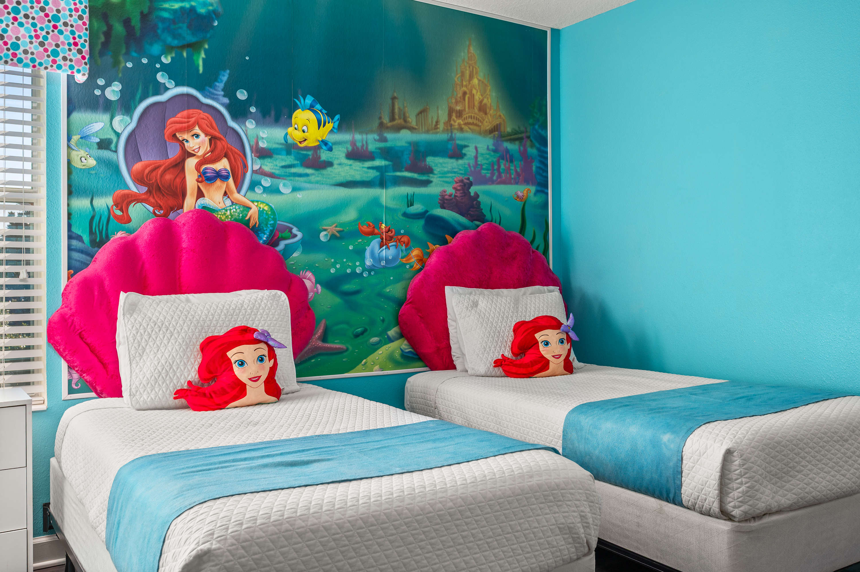 Family home w/ pool, cinema & resort access