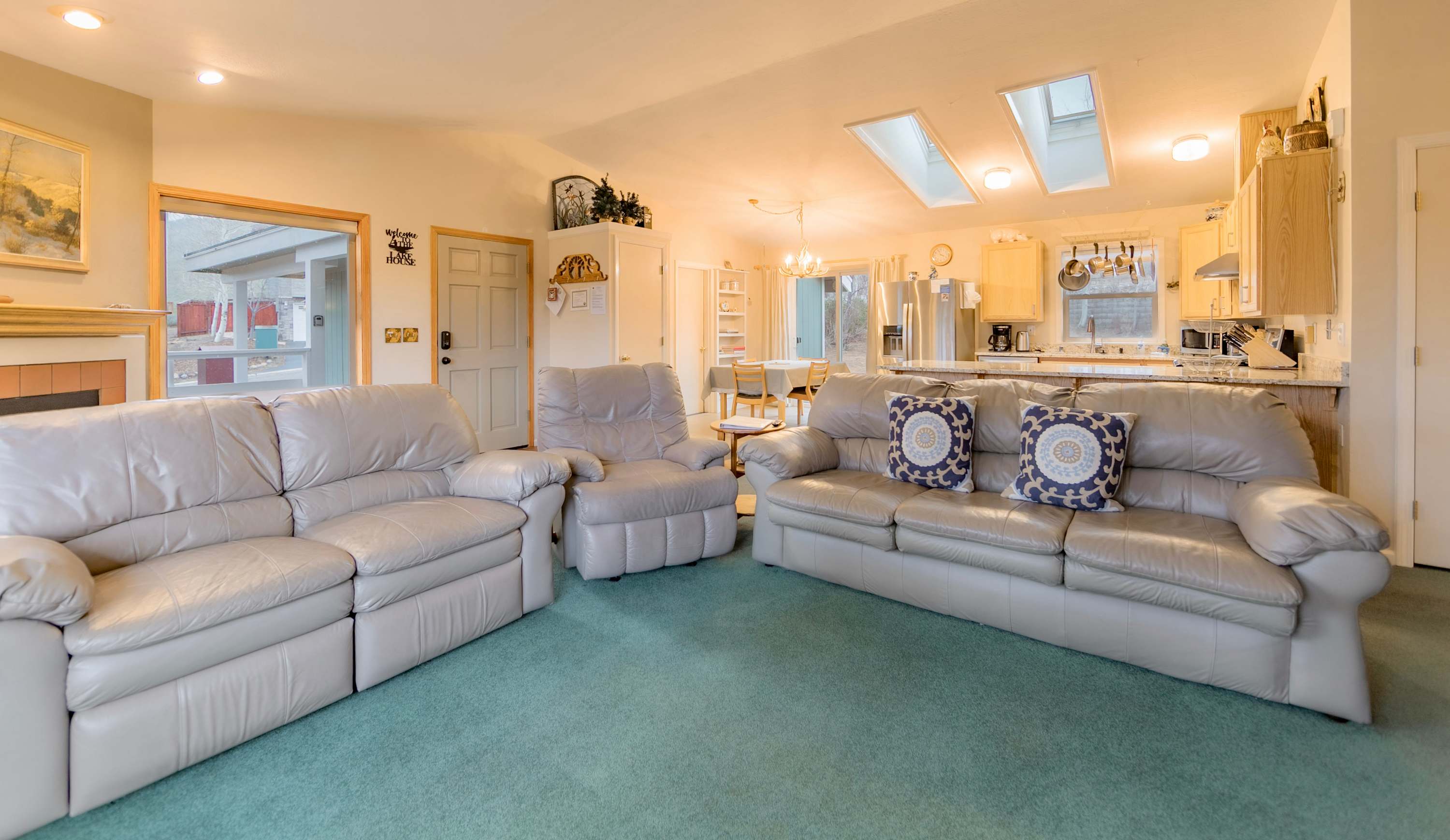 Open and bright living area 