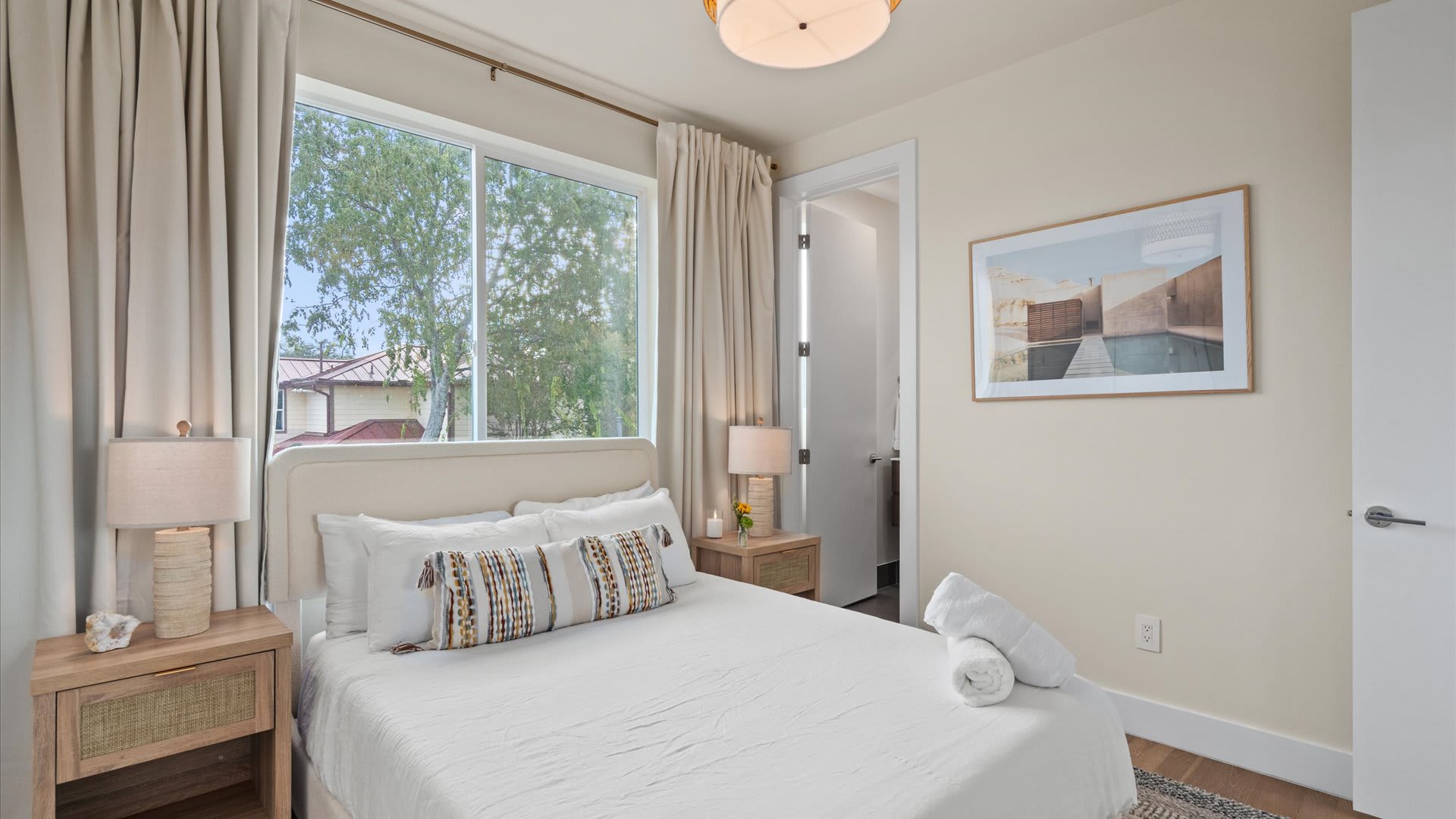 Queen bedroom with en-suite bathroom