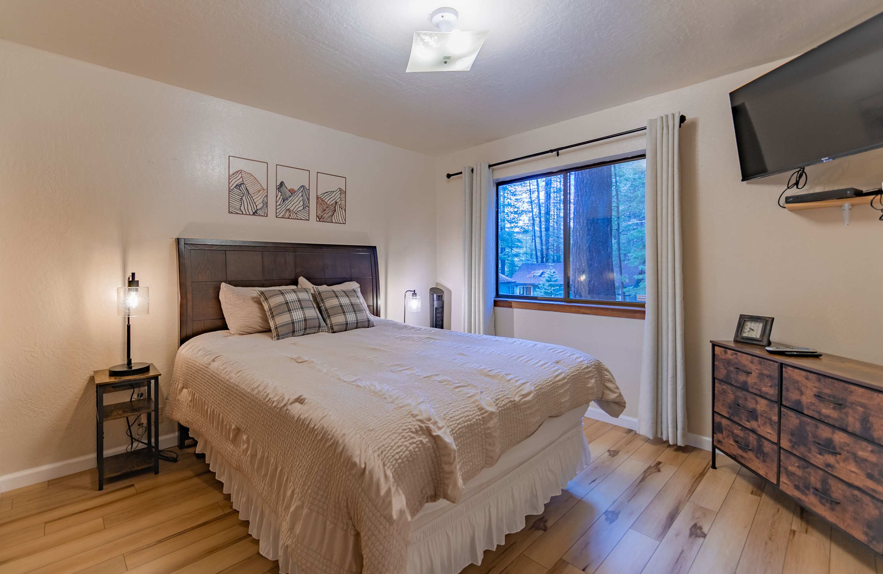 Cozy queen bed with cable TV for ultimate comfort