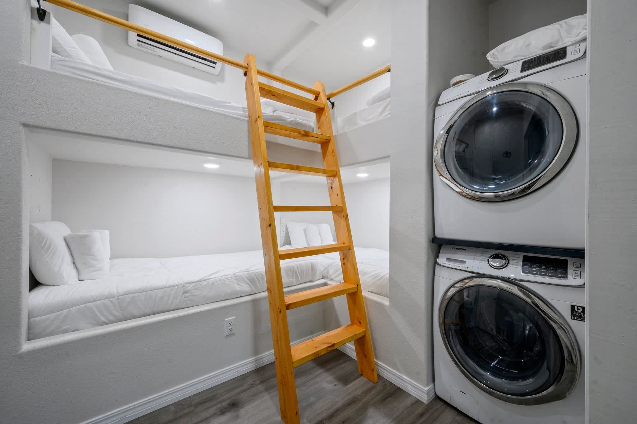 Double Magic - Unique cabin for 6 - pond, hot tub 4