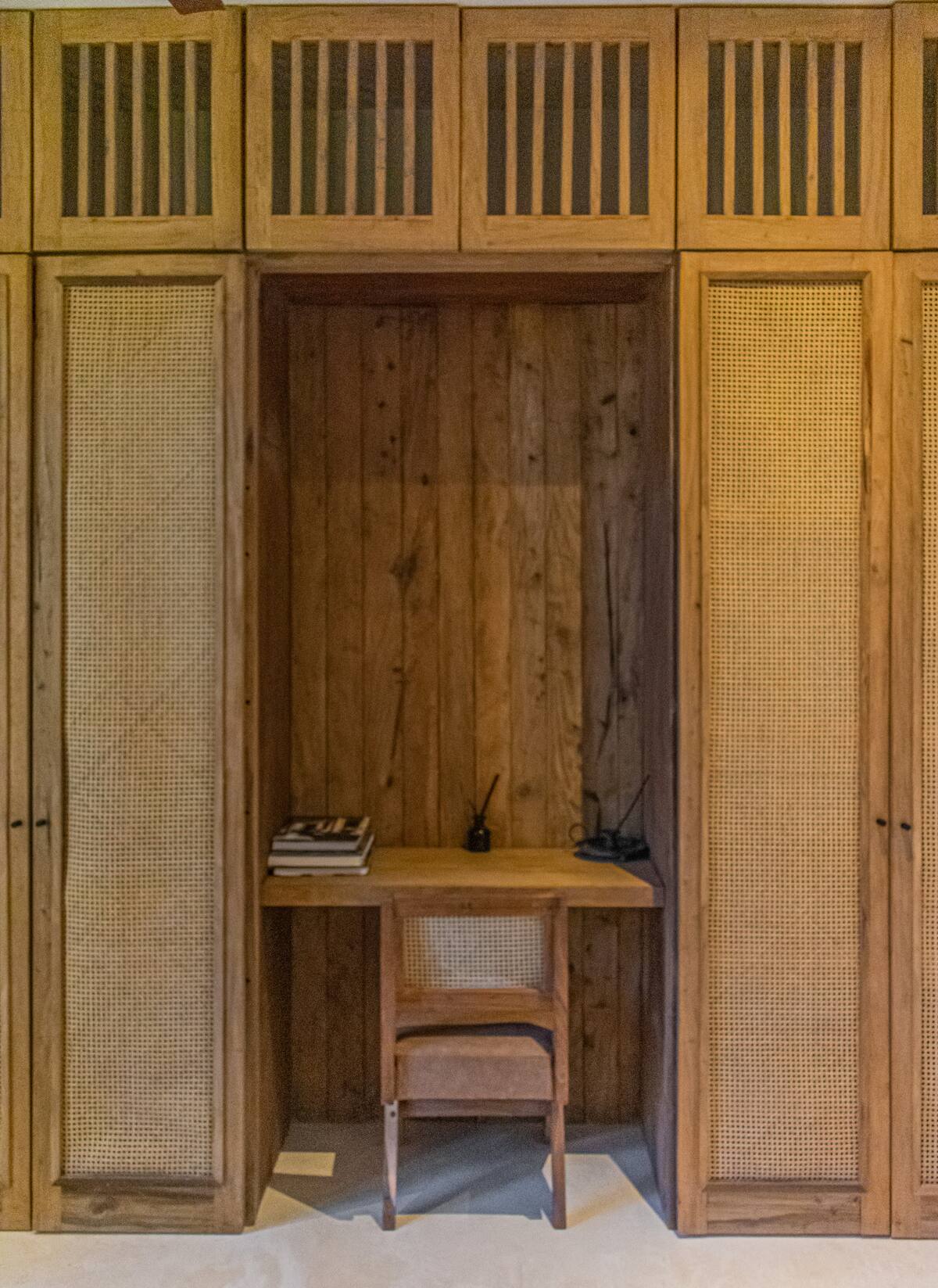 Perfect desk for a home office.