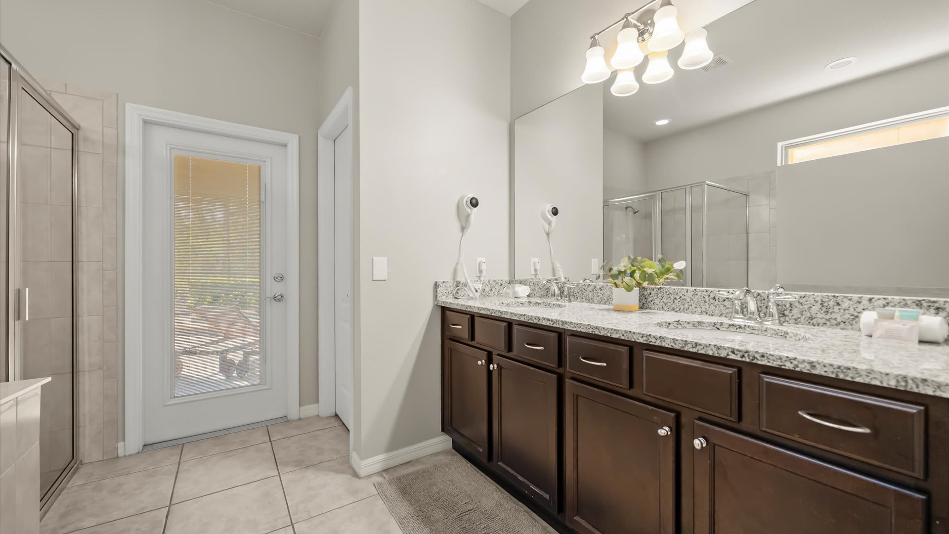 Dual-Sink En-suite Bathroom – Perfect for couples or families needing extra space.