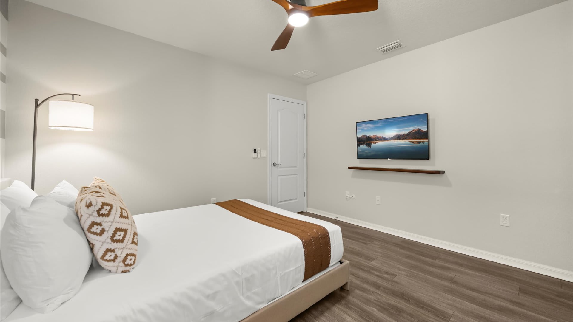 Modern King Bedroom with En-suite – Clean and sophisticated with calming decor and a smart TV.