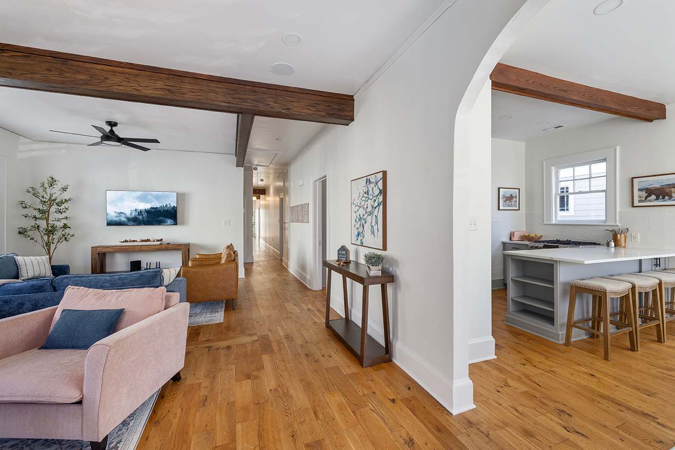 Beautiful 6 Bedroom Home, Walk to Shops and Dining