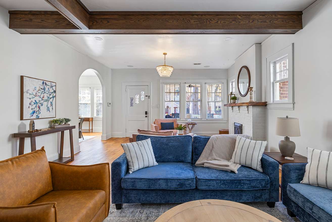 Beautiful 6 Bedroom Home, Walk to Shops and Dining