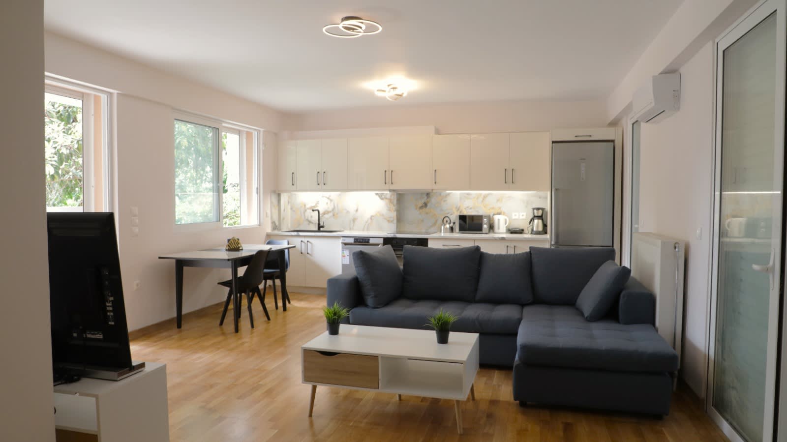 Luxury 1 Bd Apt with Patio in Neo Psychiko — holiday rental in Athens