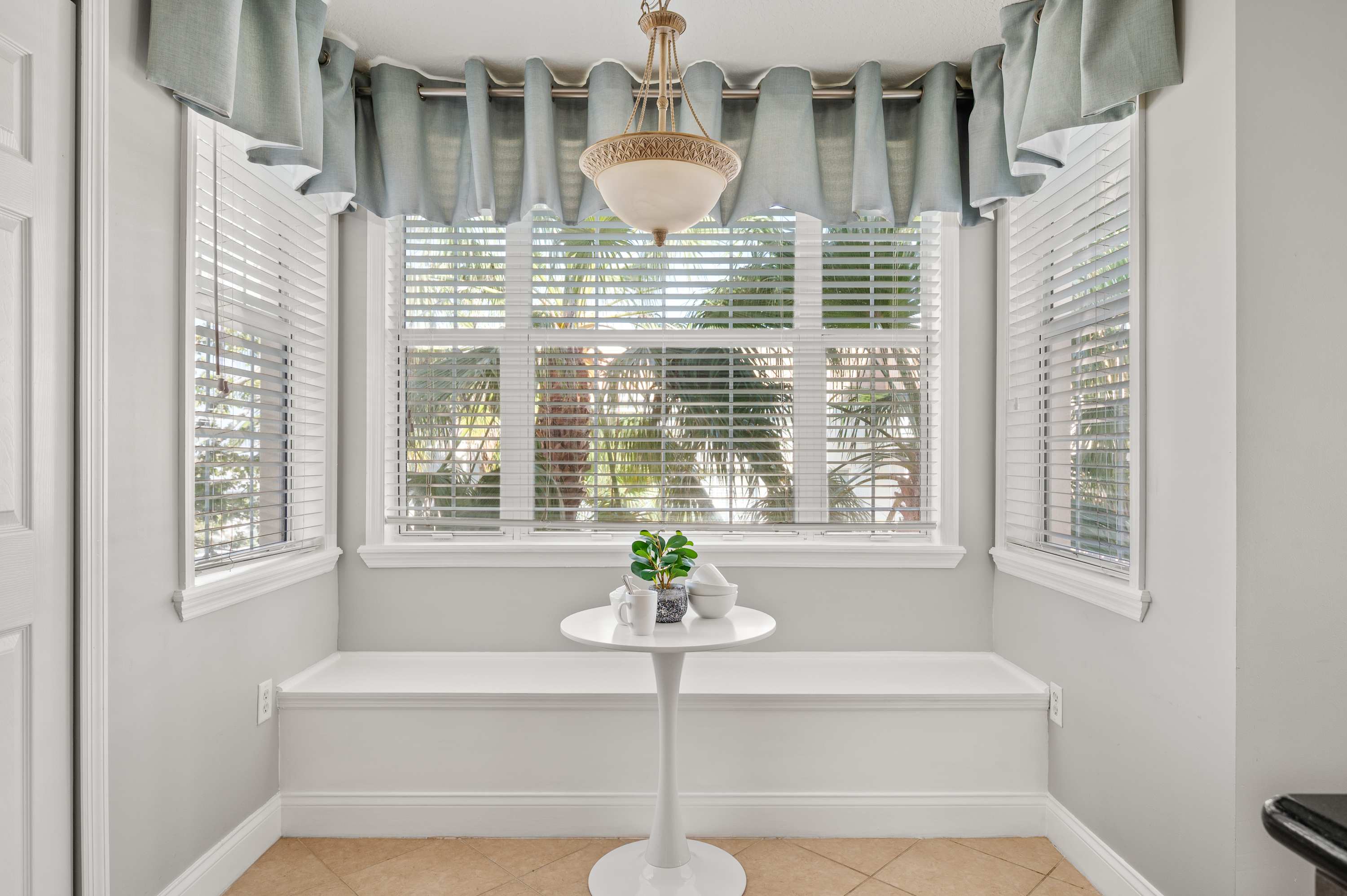 Condo w/ golf course view & balcony