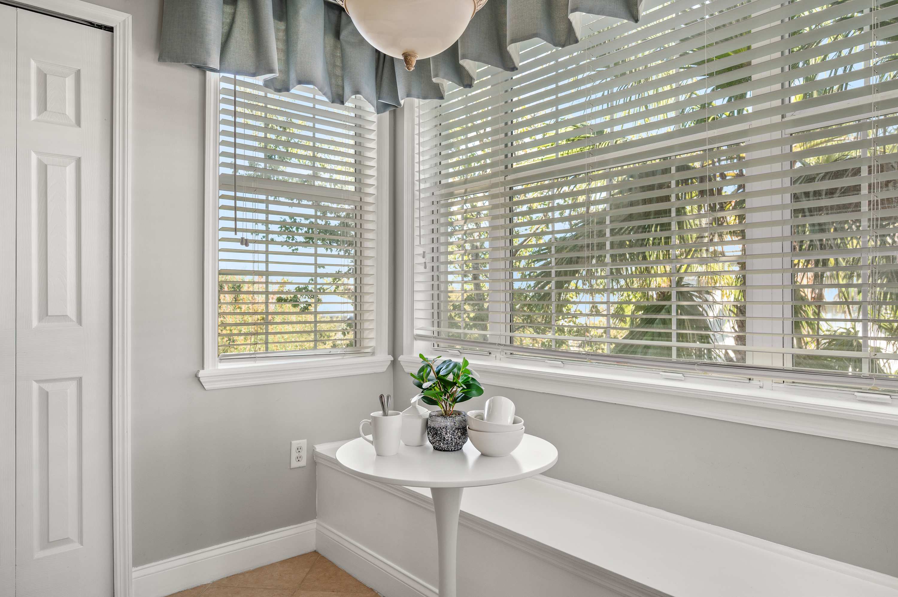 Condo w/ golf course view & balcony