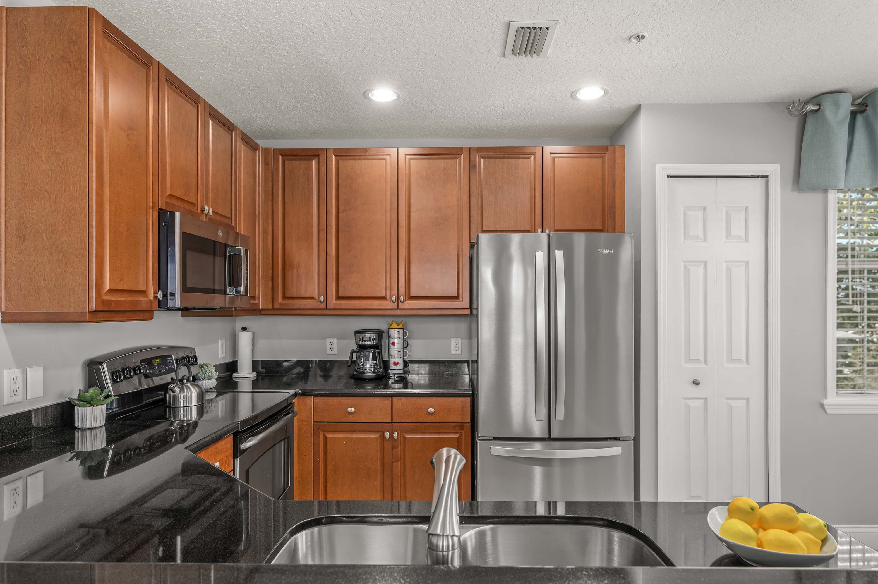 Condo w/ golf course view & balcony