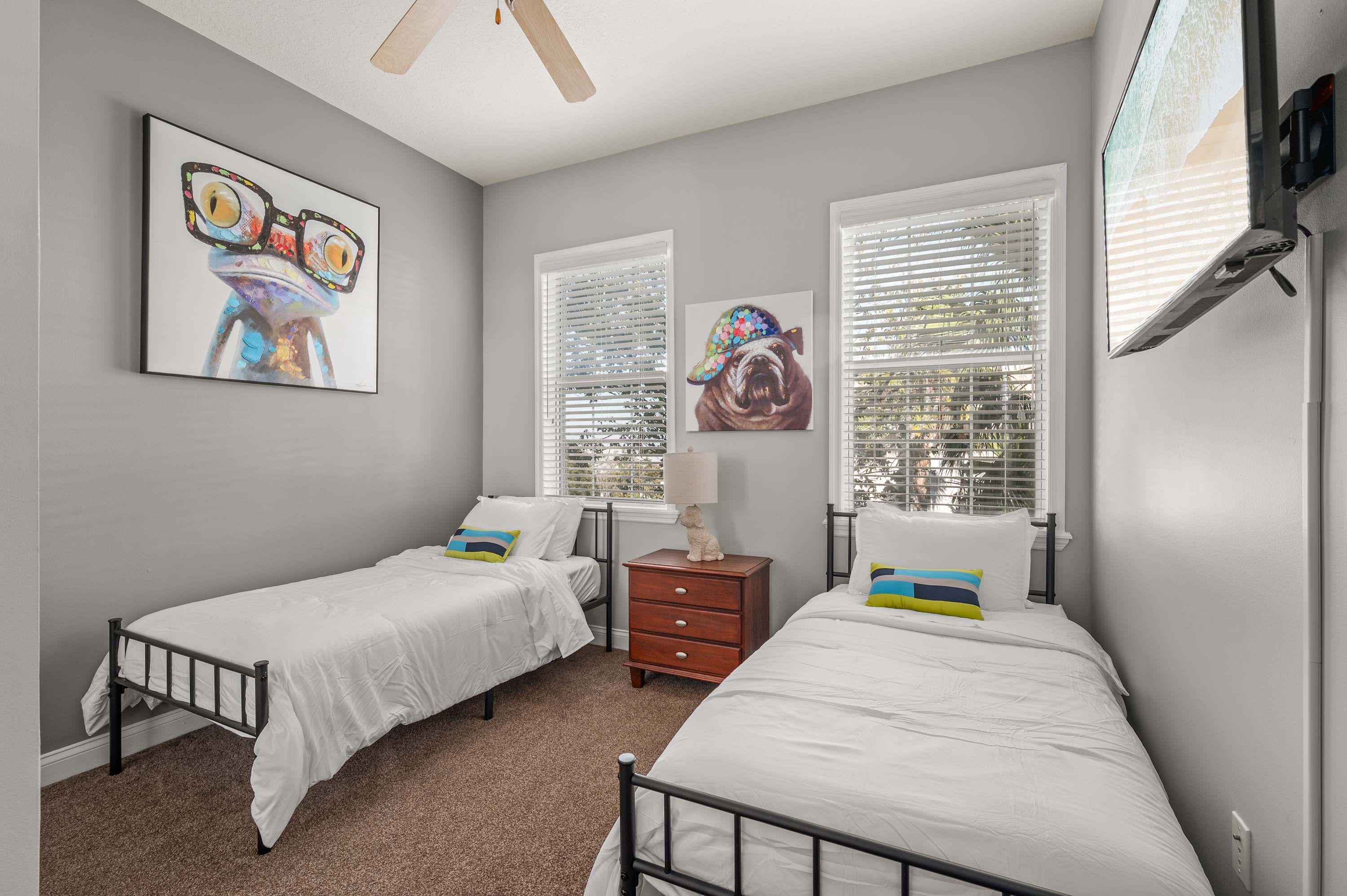 Condo w/ golf course view & balcony